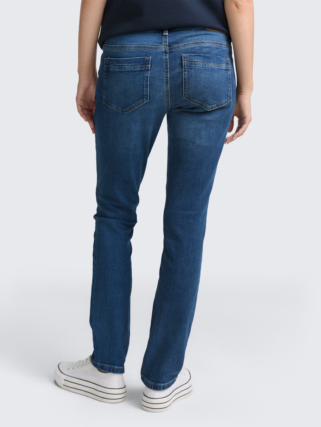 TTLENE SLIM Jeans - Clean Mid Stone Blue Denim - Auschnitt Model-Rückansicht