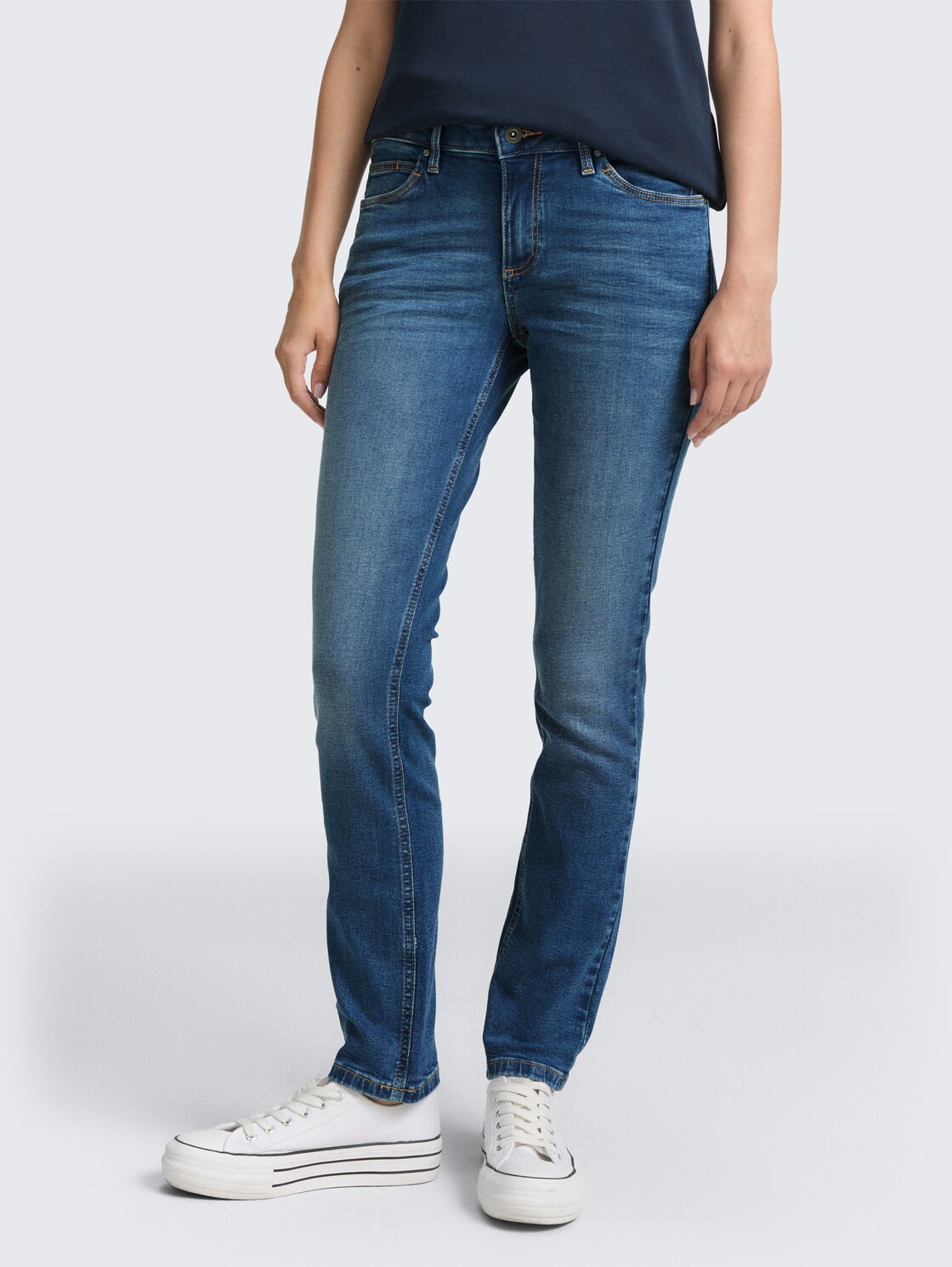 TTLENE SLIM Jeans - Clean Mid Stone Blue Denim - Ausschnitt Model-Vorderansicht