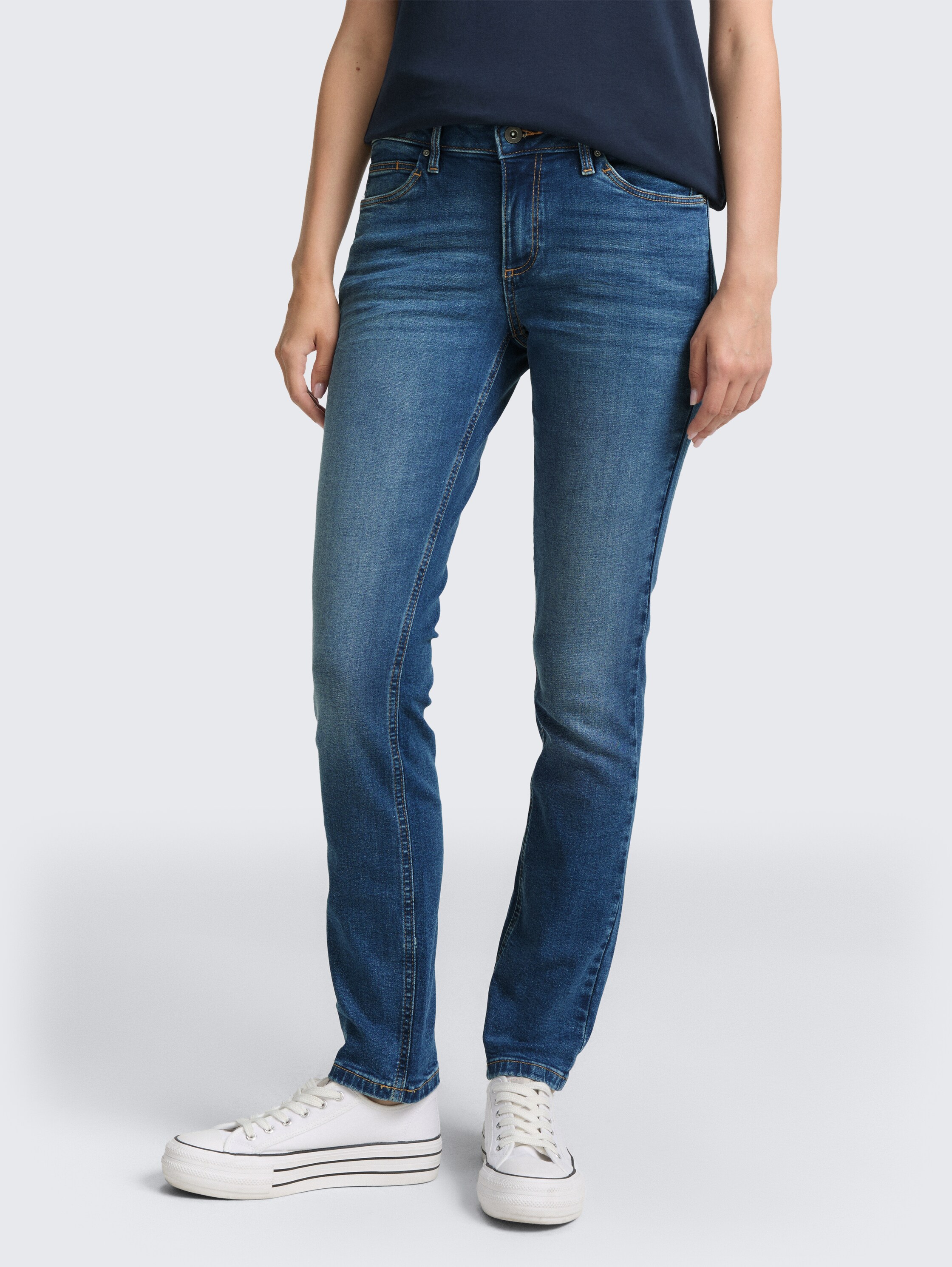 TTLENE SLIM Jeans - Clean Mid Stone Blue Denim - Ausschnitt Model-Vorderansicht