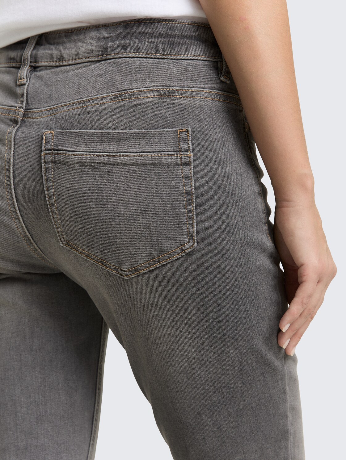 TTLENE SLIM Jeans - clean light stone grey denim - Detail-Model-Ansicht
