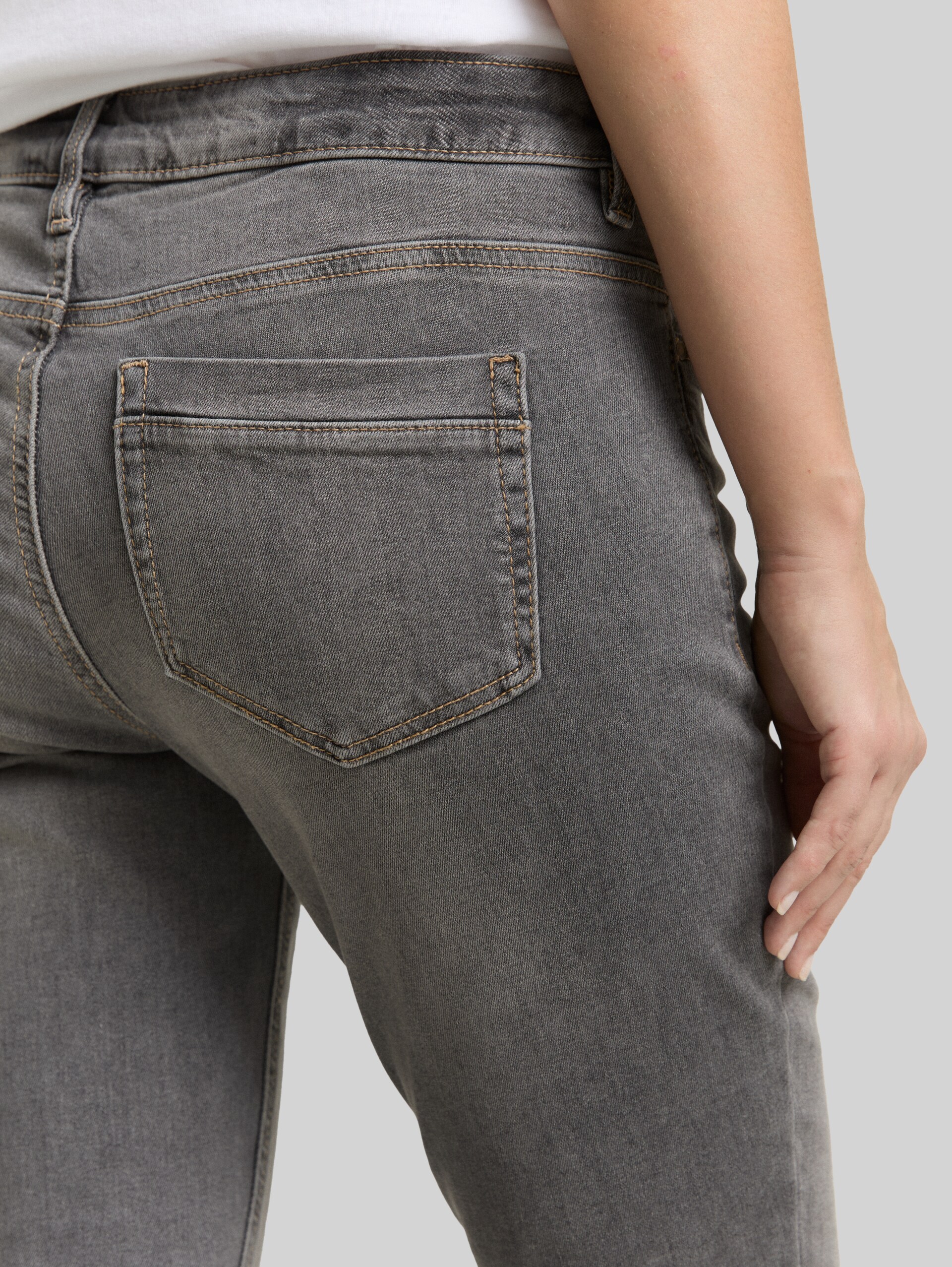 TTLENE SLIM Jeans - clean light stone grey denim - Detail-Model-Ansicht