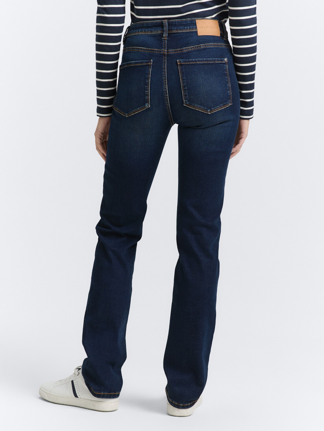 TTELVA STRAIGHT High Waist Jeans - Clean Dark Stone Blue Denim - Auschnitt Model-Rückansicht