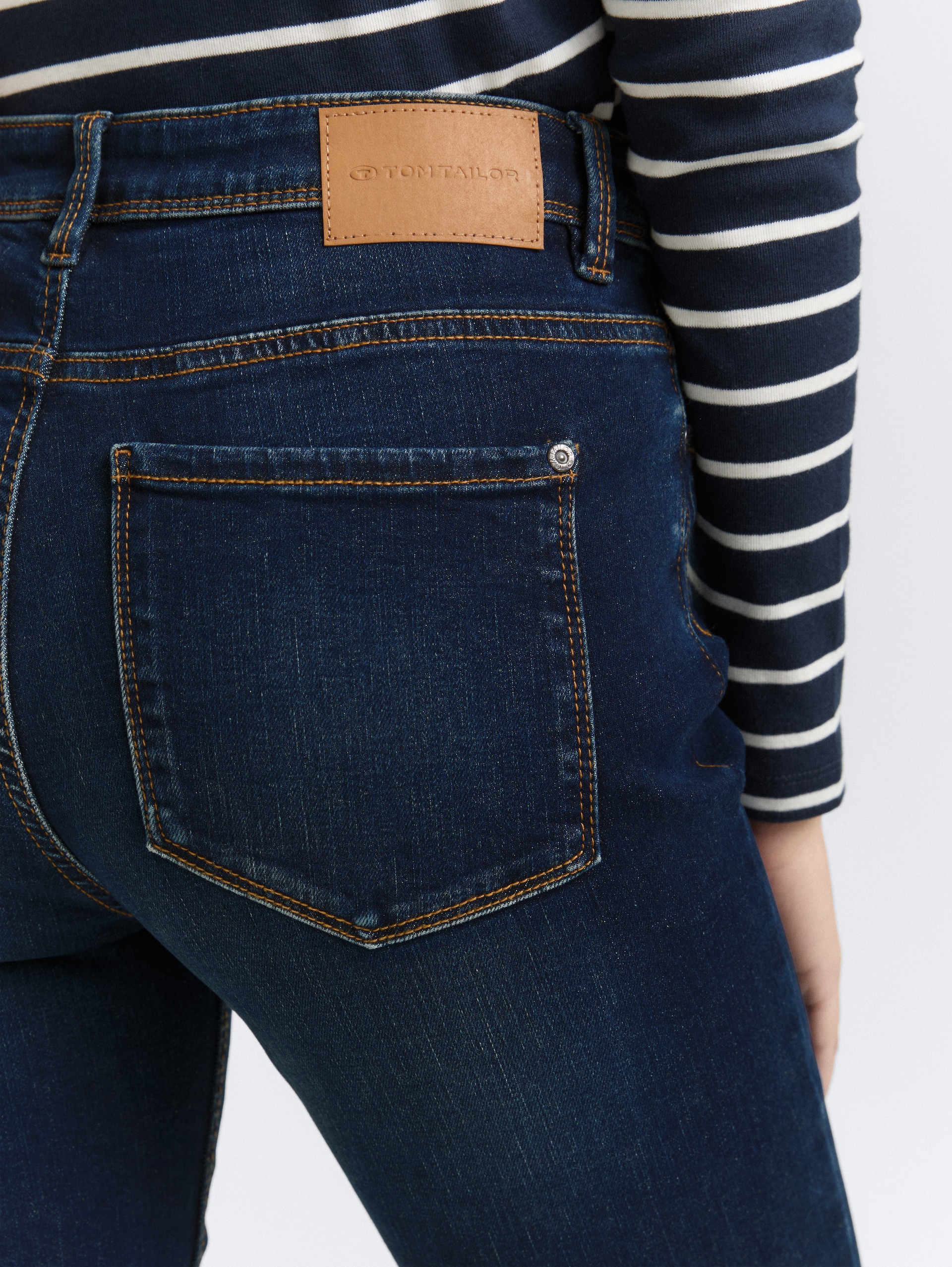TTELVA STRAIGHT High Waist Jeans - Clean Dark Stone Blue Denim - Detail-Model-Ansicht