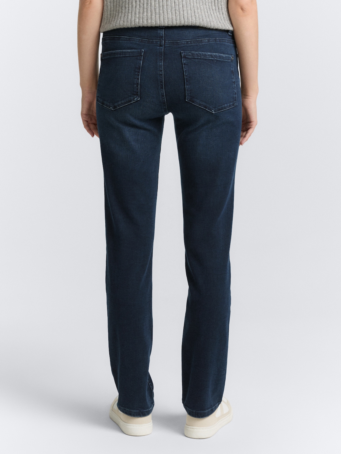 TTELVA STRAIGHT High Waist Jeans - blue black denim - Auschnitt Model-Rückansicht