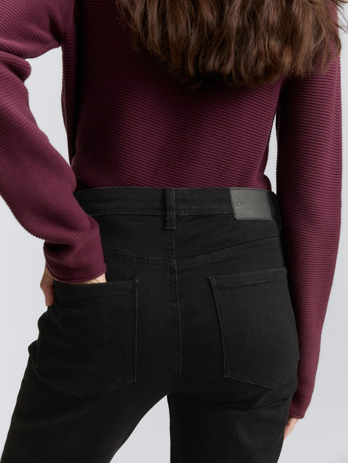 TTELVA STRAIGHT High Waist Jeans - black denim - Detail-Model-Ansicht