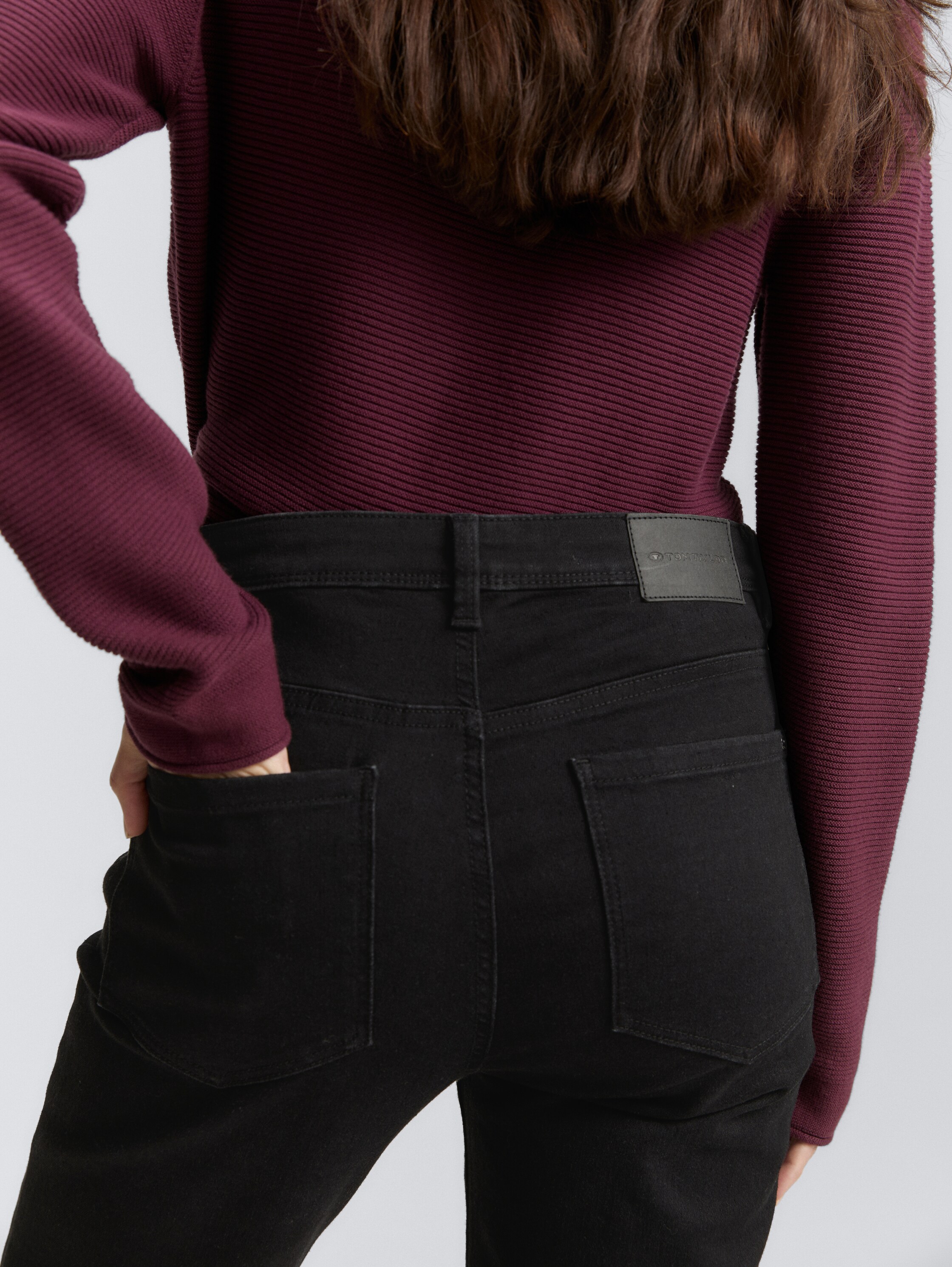 TTELVA STRAIGHT High Waist Jeans - black denim - Detail-Model-Ansicht