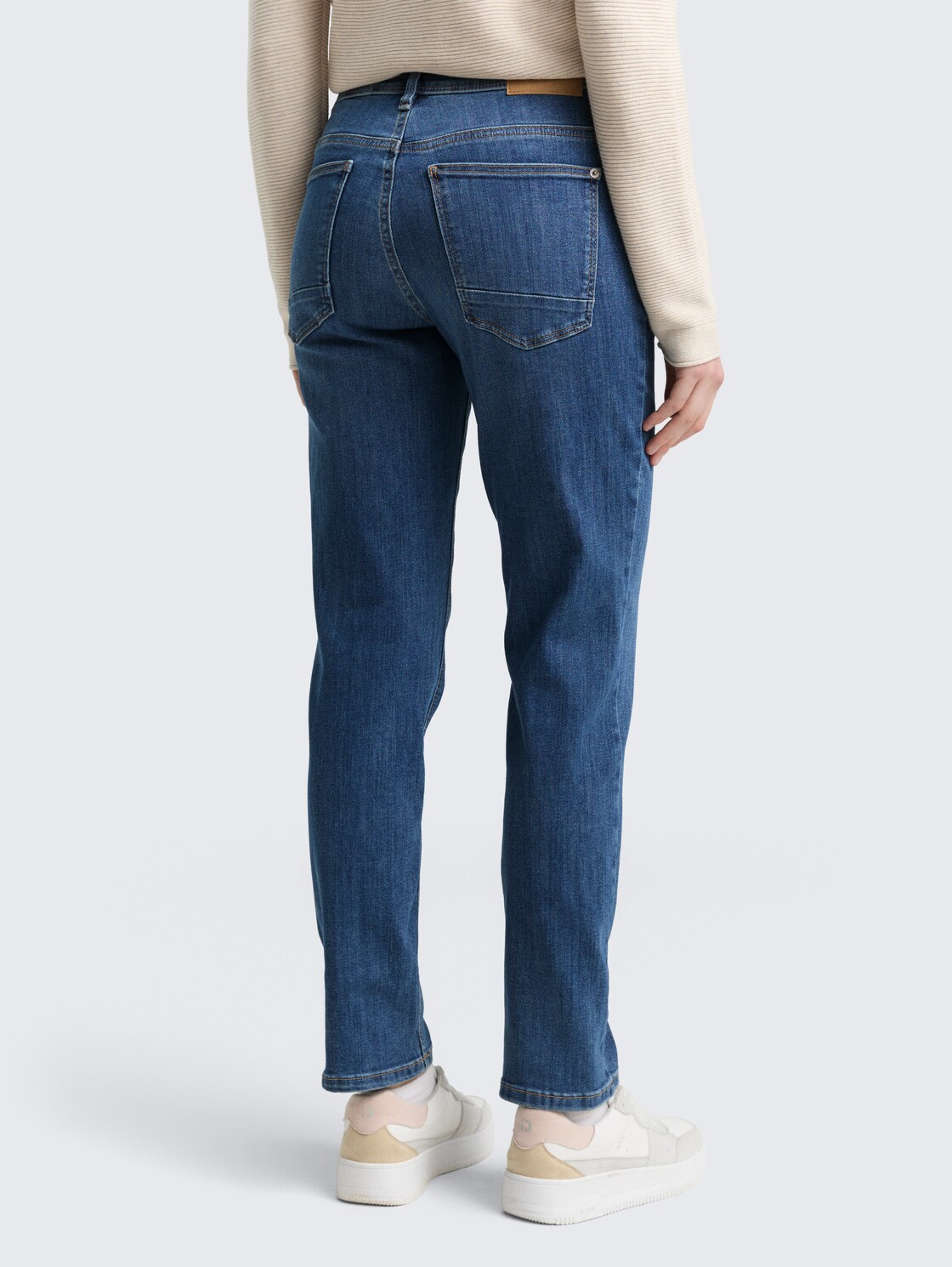 TTADEVA BOYFRIEND Jeans mit Stretch - mid stone wash denim - Auschnitt Model-Rückansicht