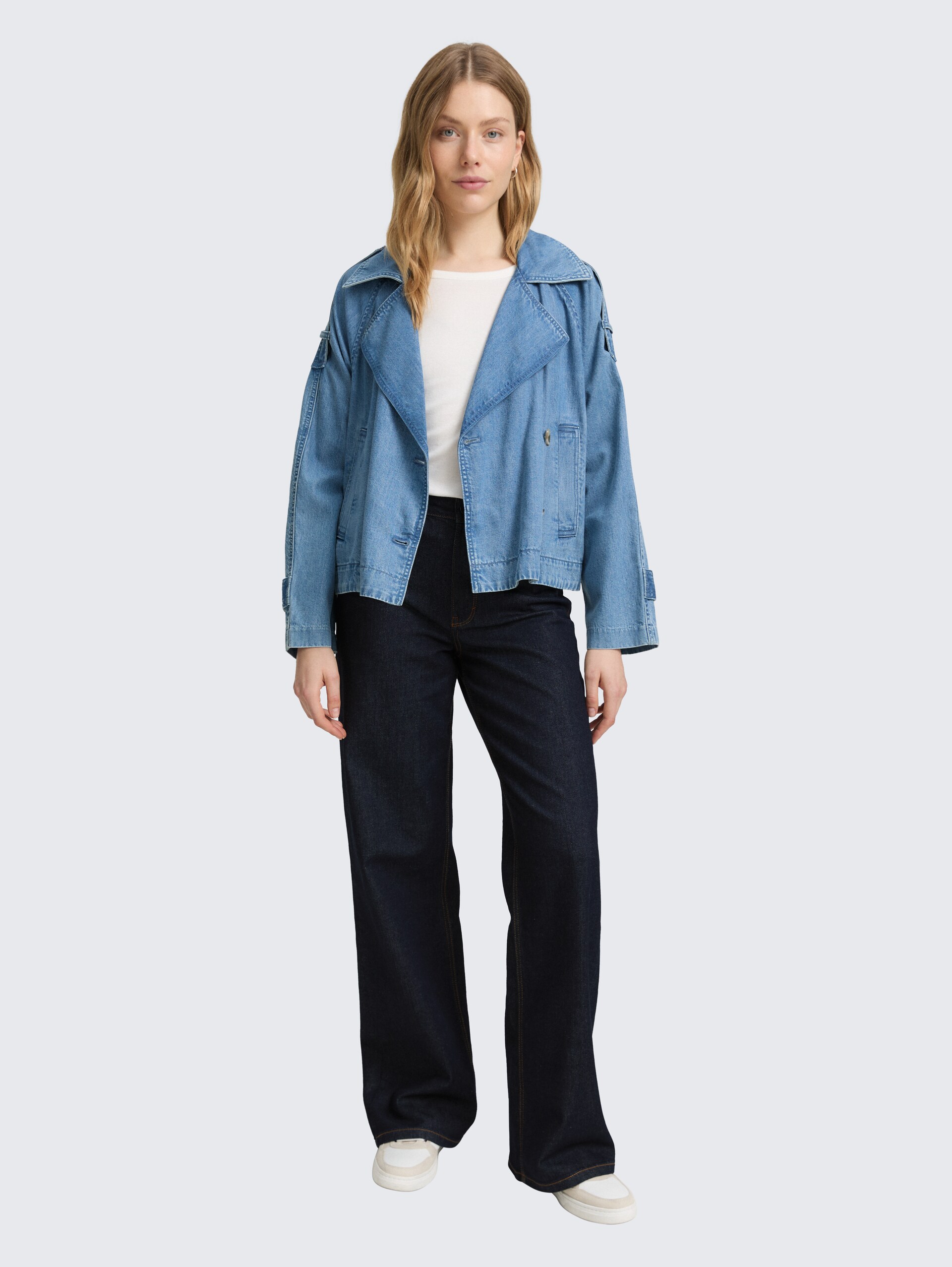 TTMADINA WIDE Jeans - Clean Rinsed Blue Denim - Model vooraanzicht