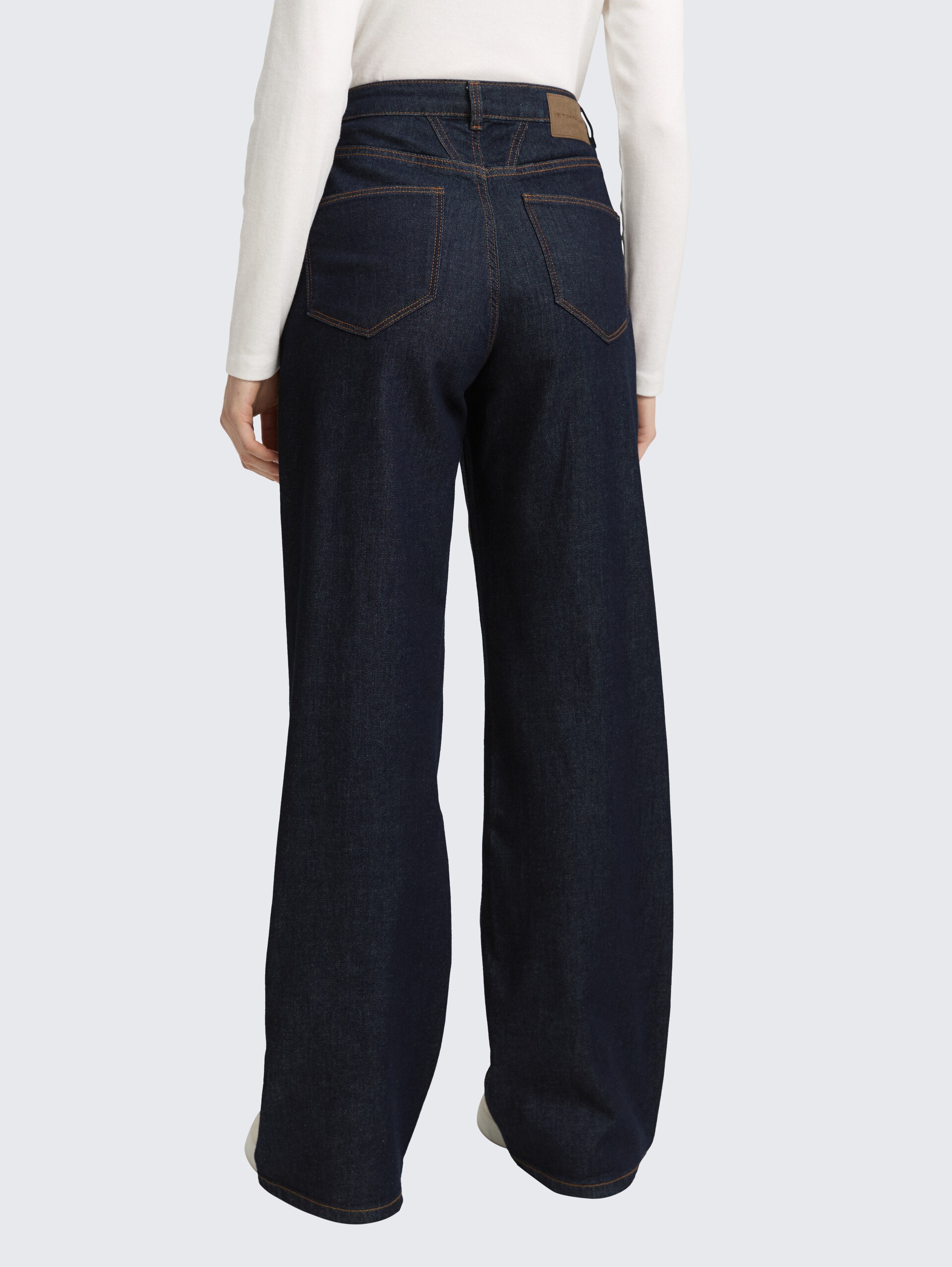 TTMADINA WIDE Jeans - Clean Rinsed Blue Denim - Neklijn model-achteraanzicht
