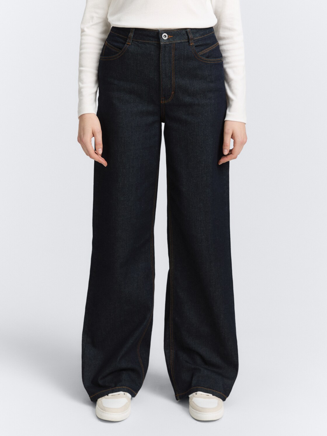 TTMADINA WIDE Jeans - Clean Rinsed Blue Denim - Ausschnitt Model-Vorderansicht