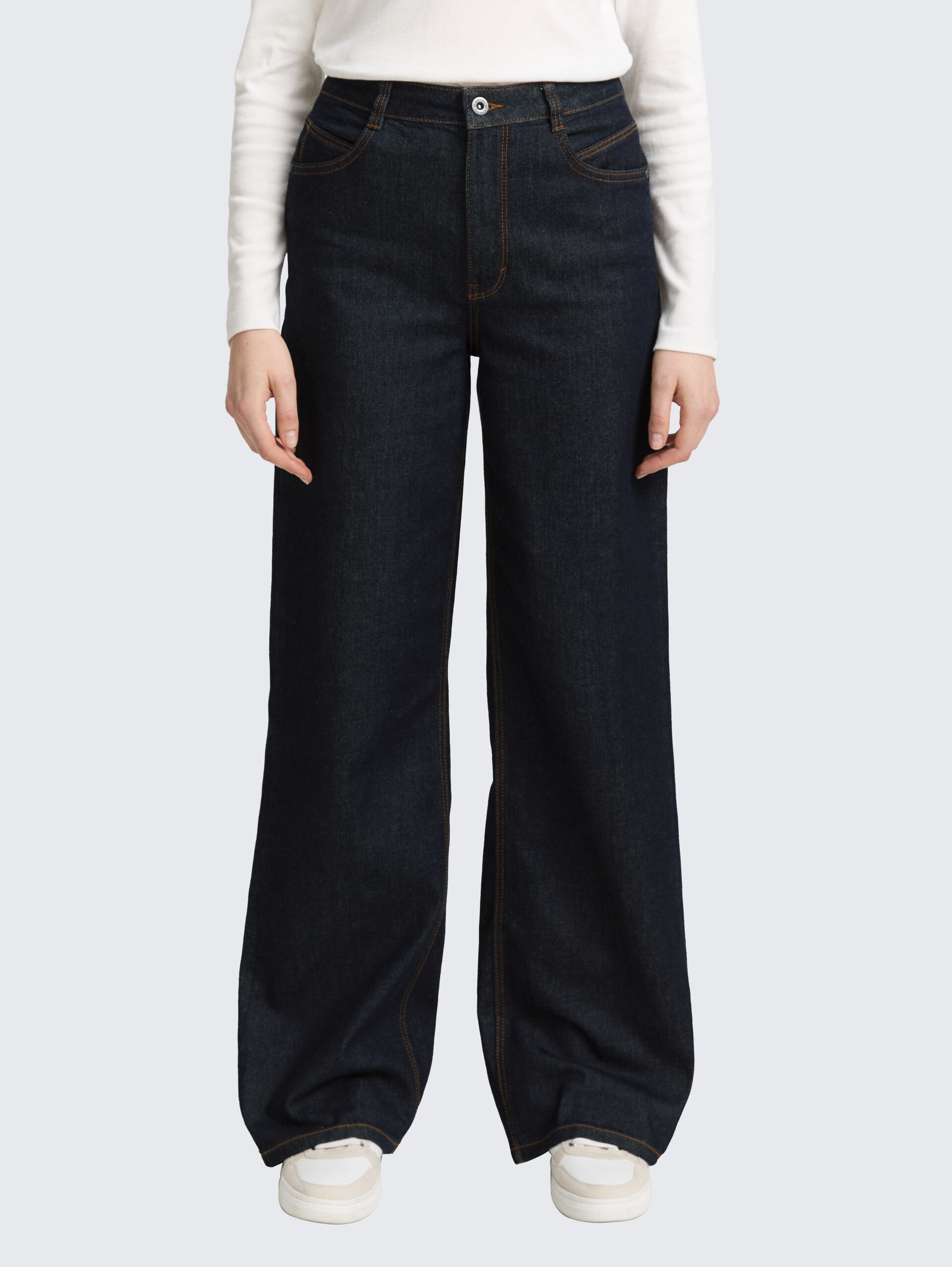 TTMADINA WIDE Jeans - Clean Rinsed Blue Denim - Nek model vooraanzicht