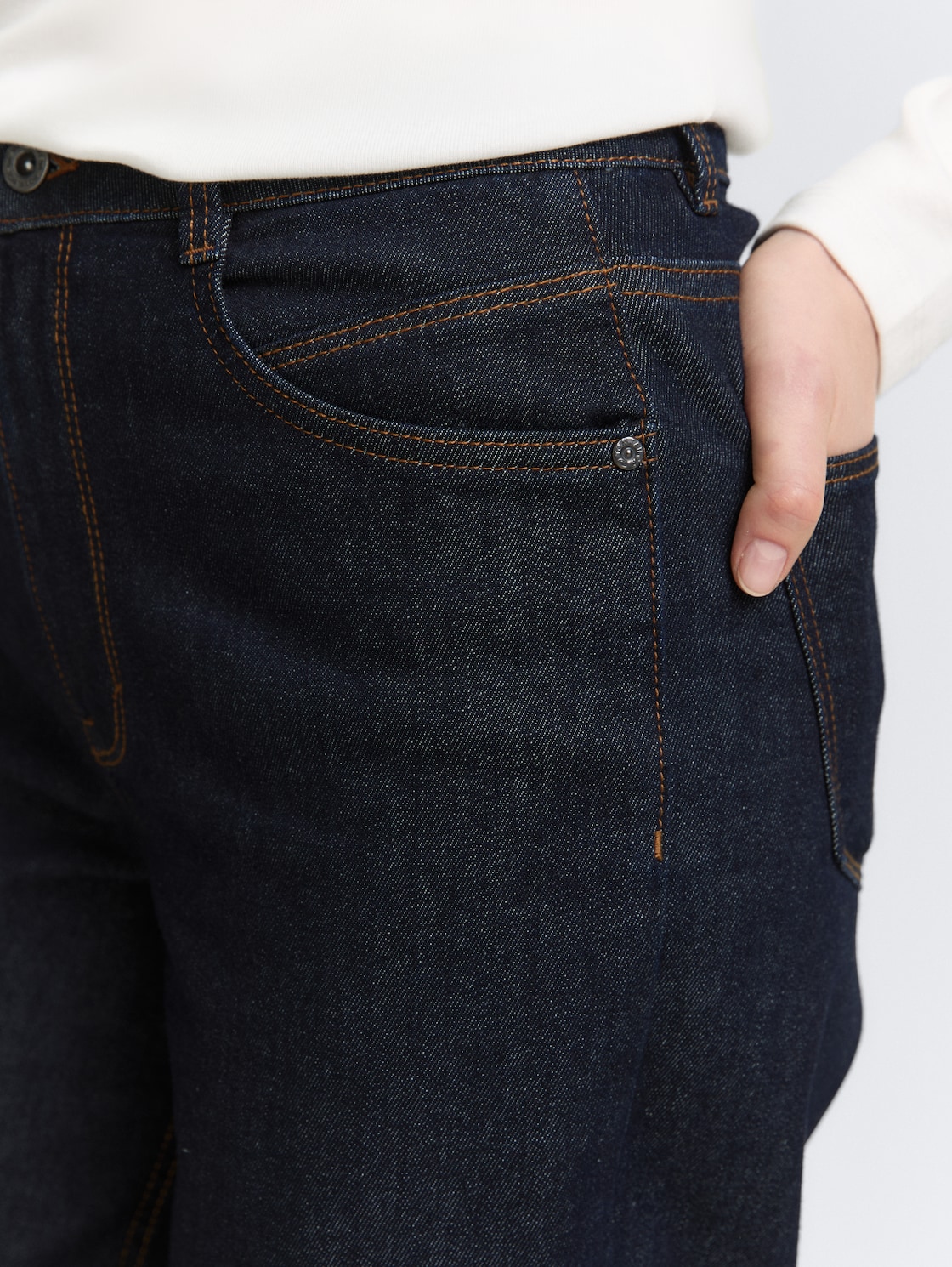 TTMADINA WIDE Jeans - Clean Rinsed Blue Denim - Detail-Model-Ansicht