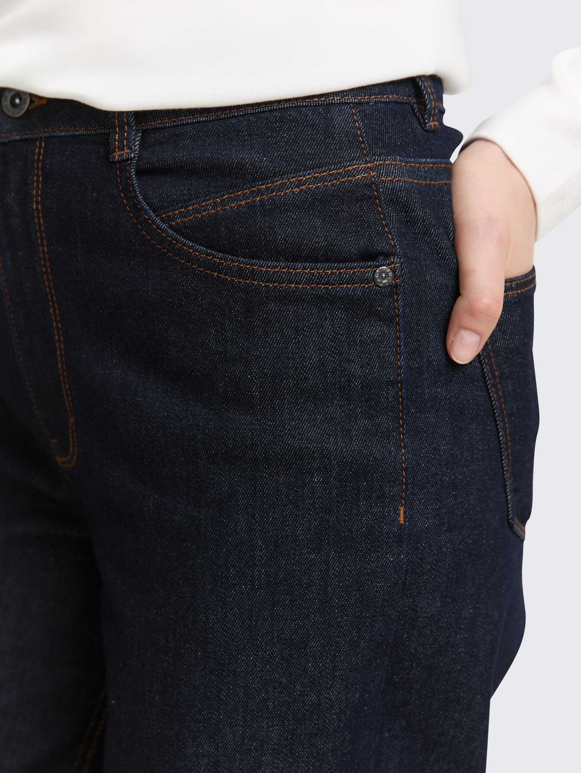 TTMADINA WIDE Jeans - Clean Rinsed Blue Denim - Detailaanzicht model