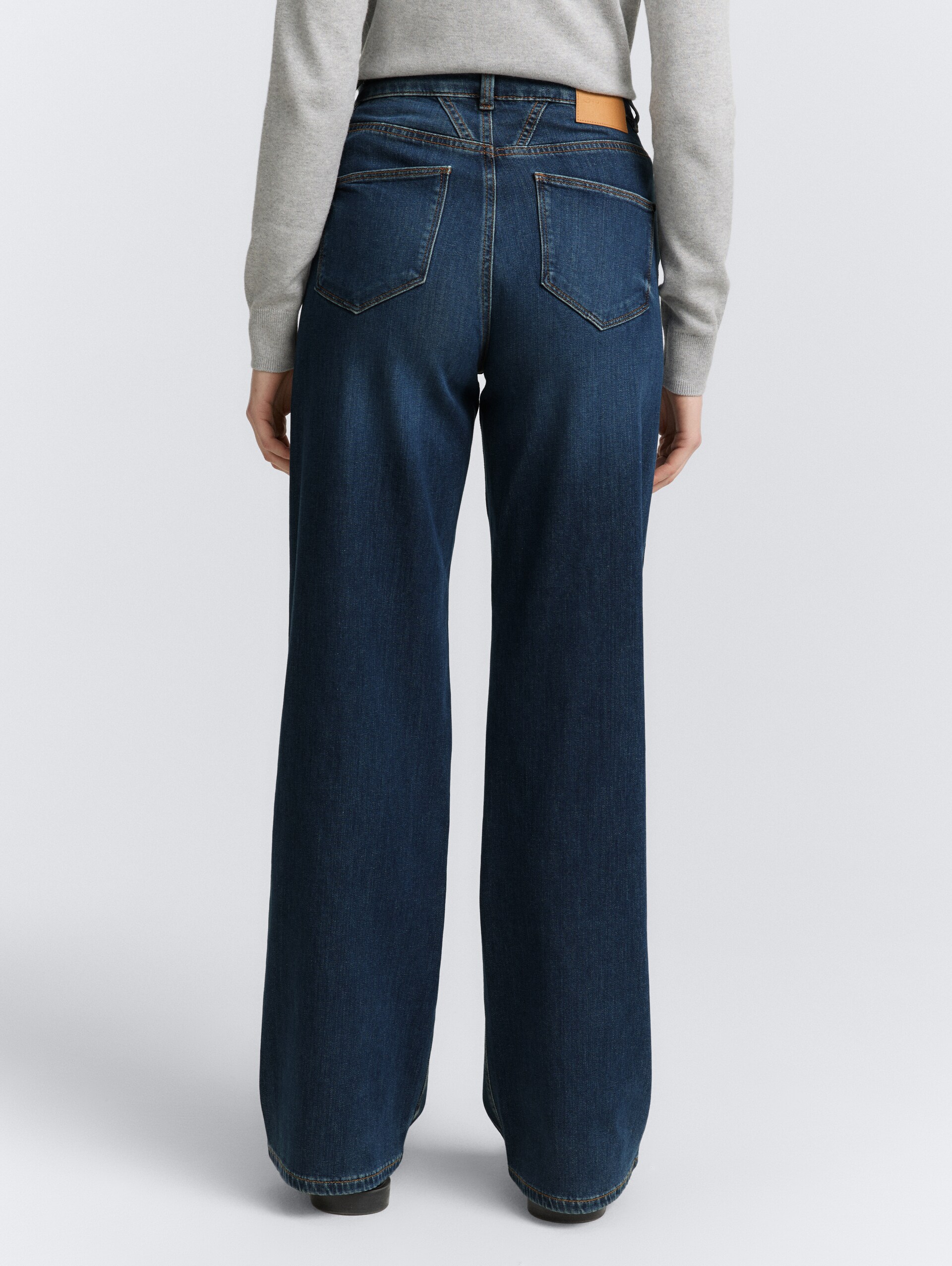 TTMADINA WIDE Jeans - Used Mid Stone Blue Denim - Neckline model-back view