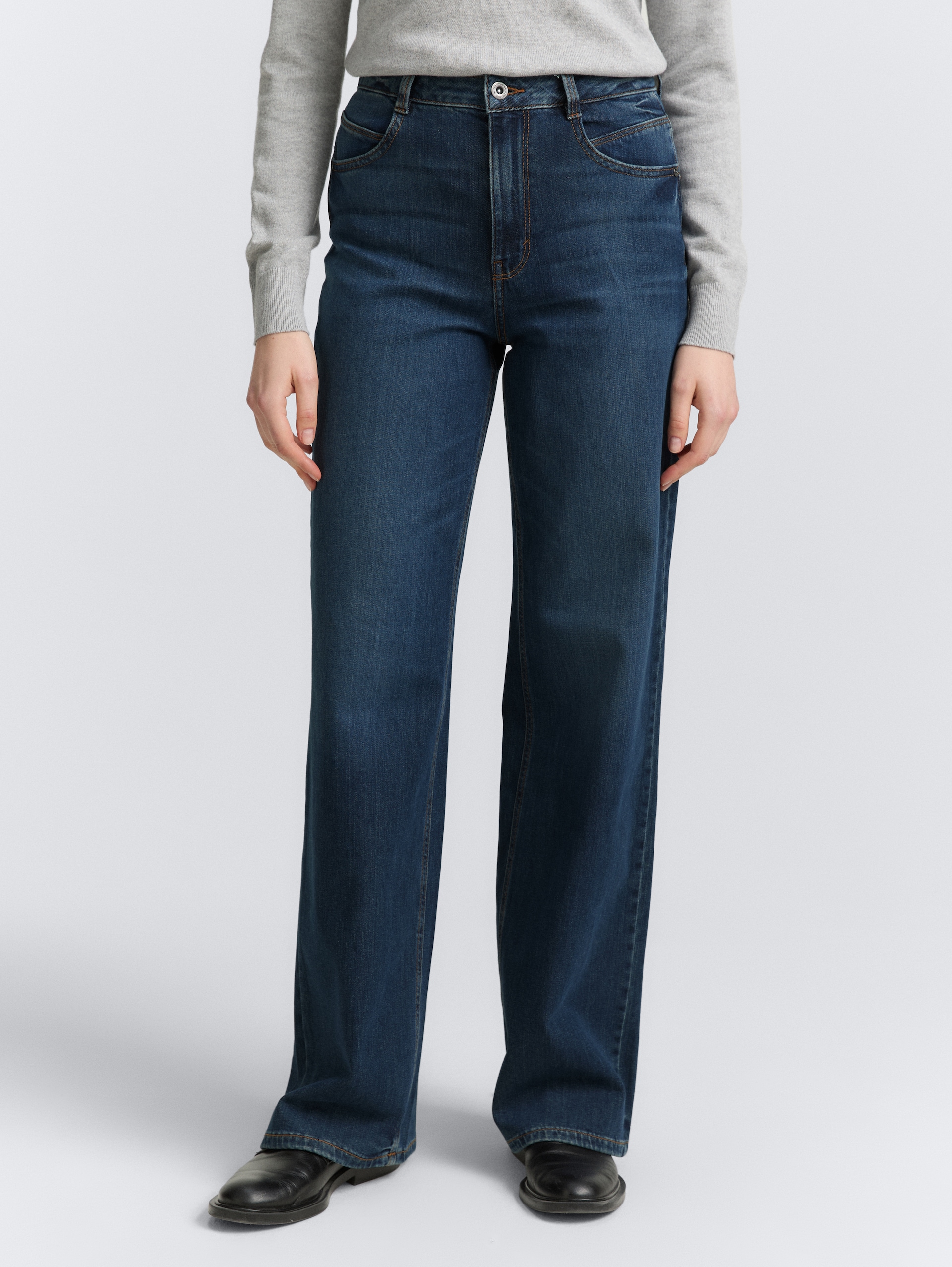TTMADINA WIDE Jeans - Used Mid Stone Blue Denim - Neckline model front view