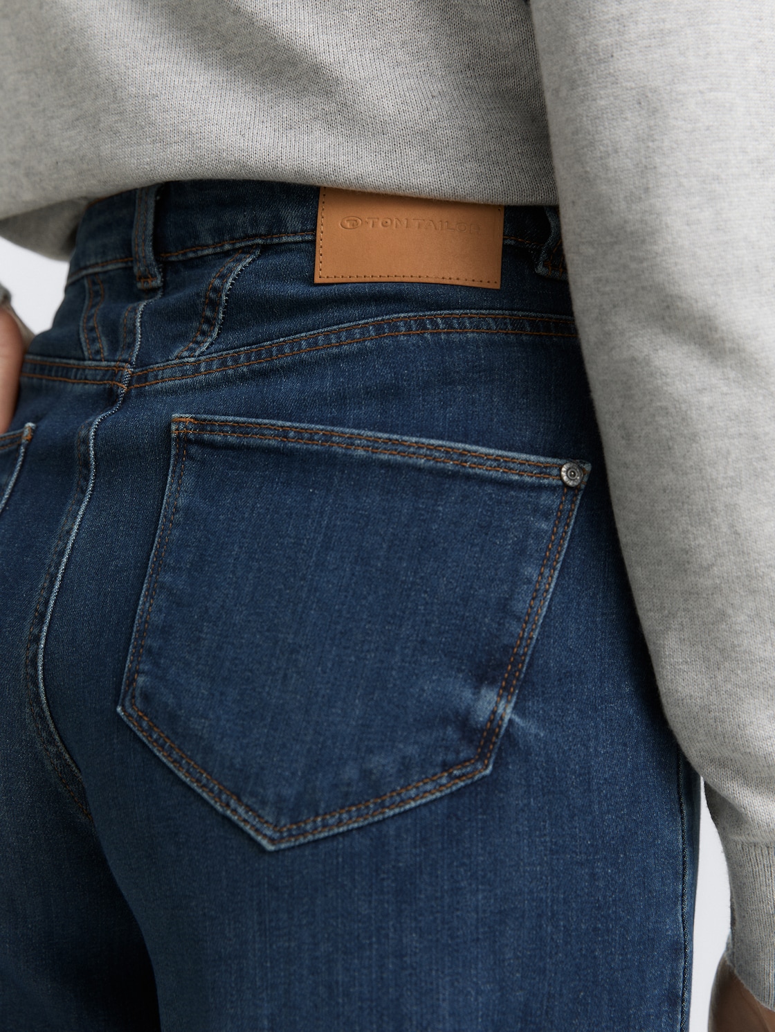 TTMADINA WIDE Jeans - Used Mid Stone Blue Denim - Detail-Model-Ansicht