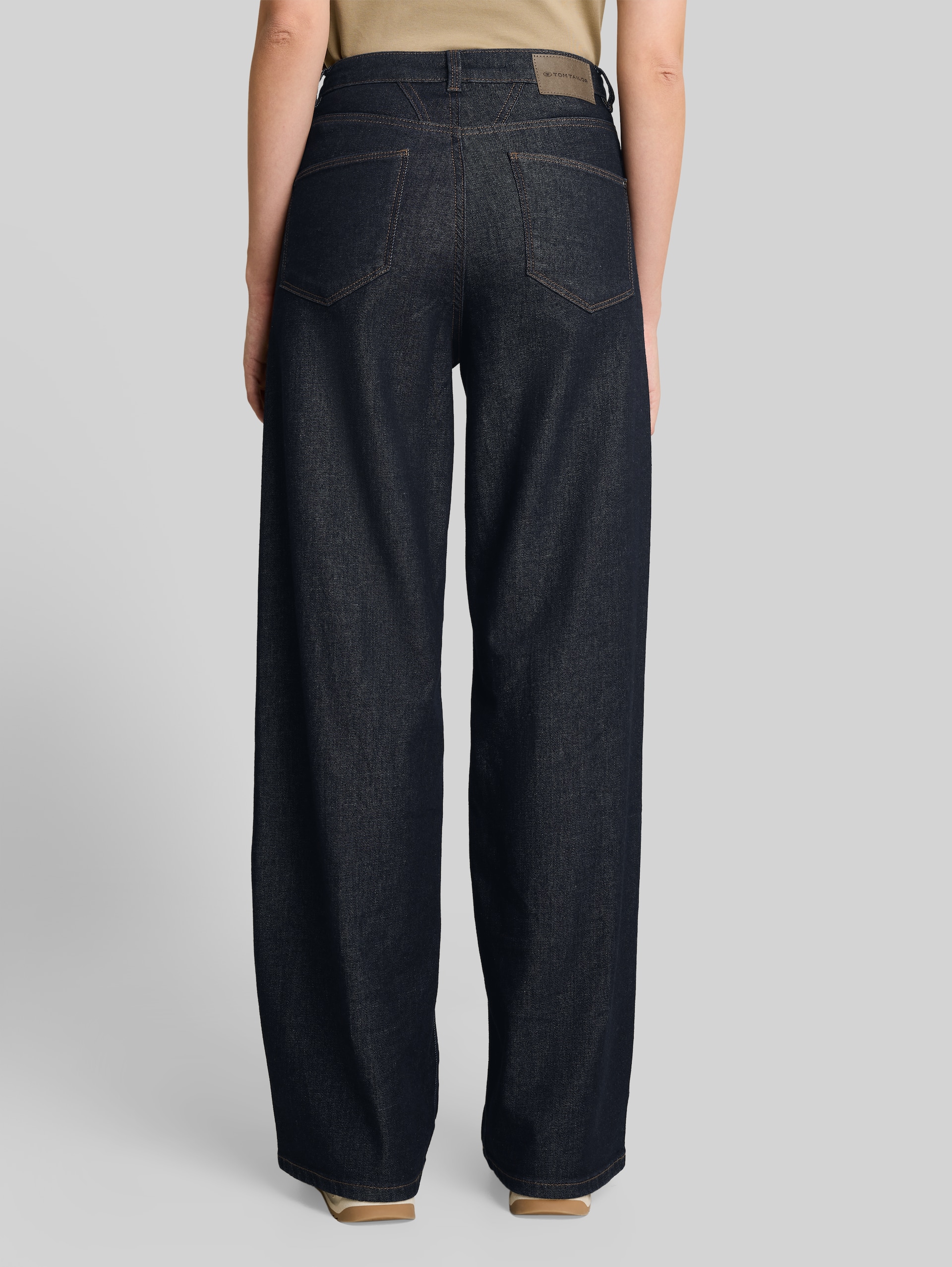 TTMADINA WIDE Jeans - Rinsed Blue Denim - Auschnitt Model-Rückansicht
