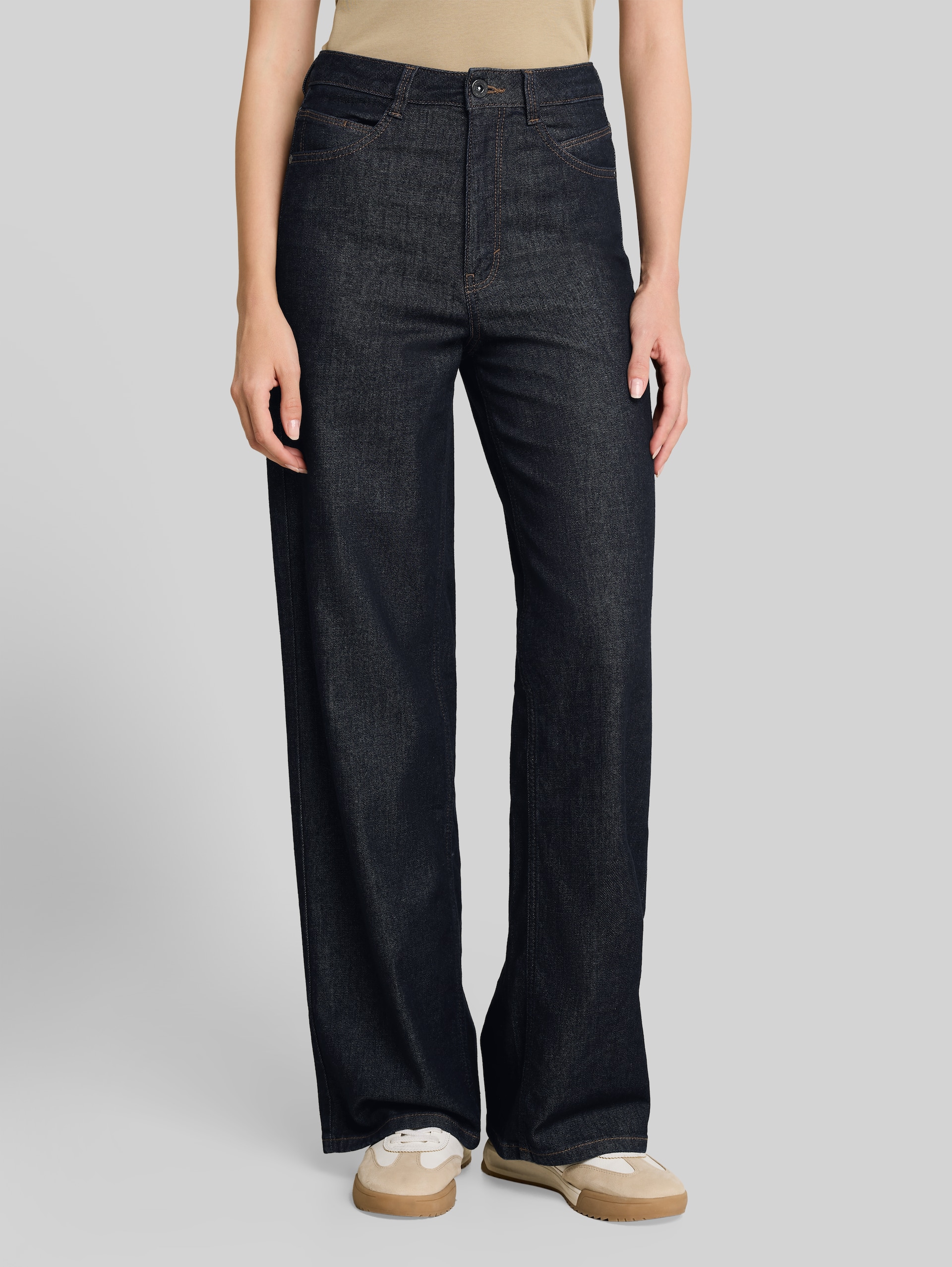 TTMADINA WIDE Jeans - Rinsed Blue Denim - Ausschnitt Model-Vorderansicht