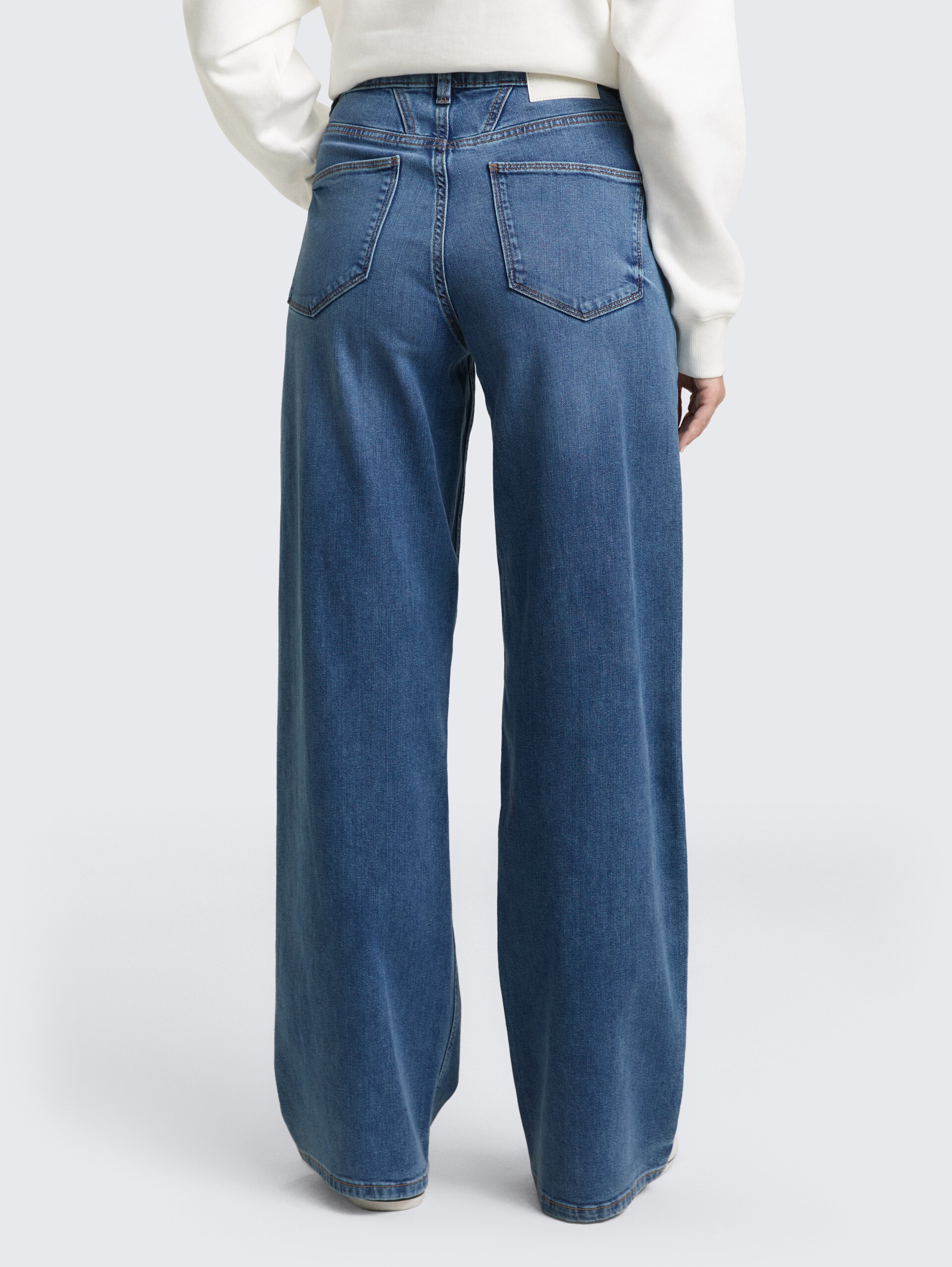 TTMADINA WIDE Jeans - mid stone wash denim - Auschnitt Model-Rückansicht