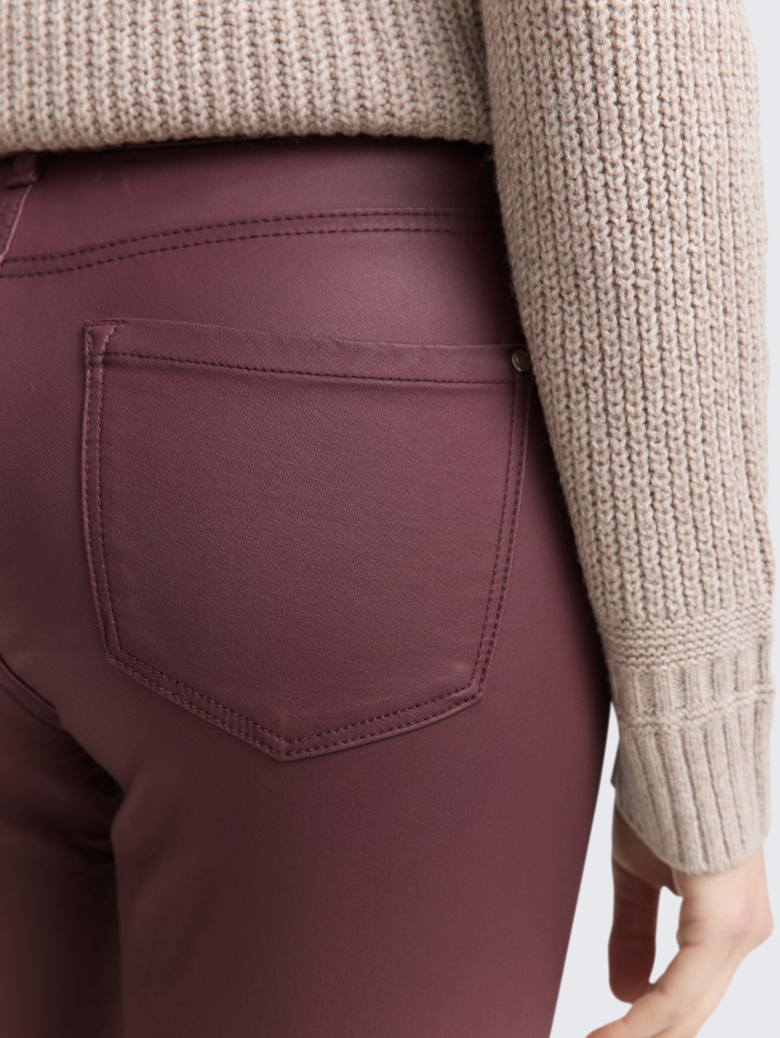 Coated TTLUCIE SKINNY Jeans - Zinfandel Red - Detail-Model-Ansicht