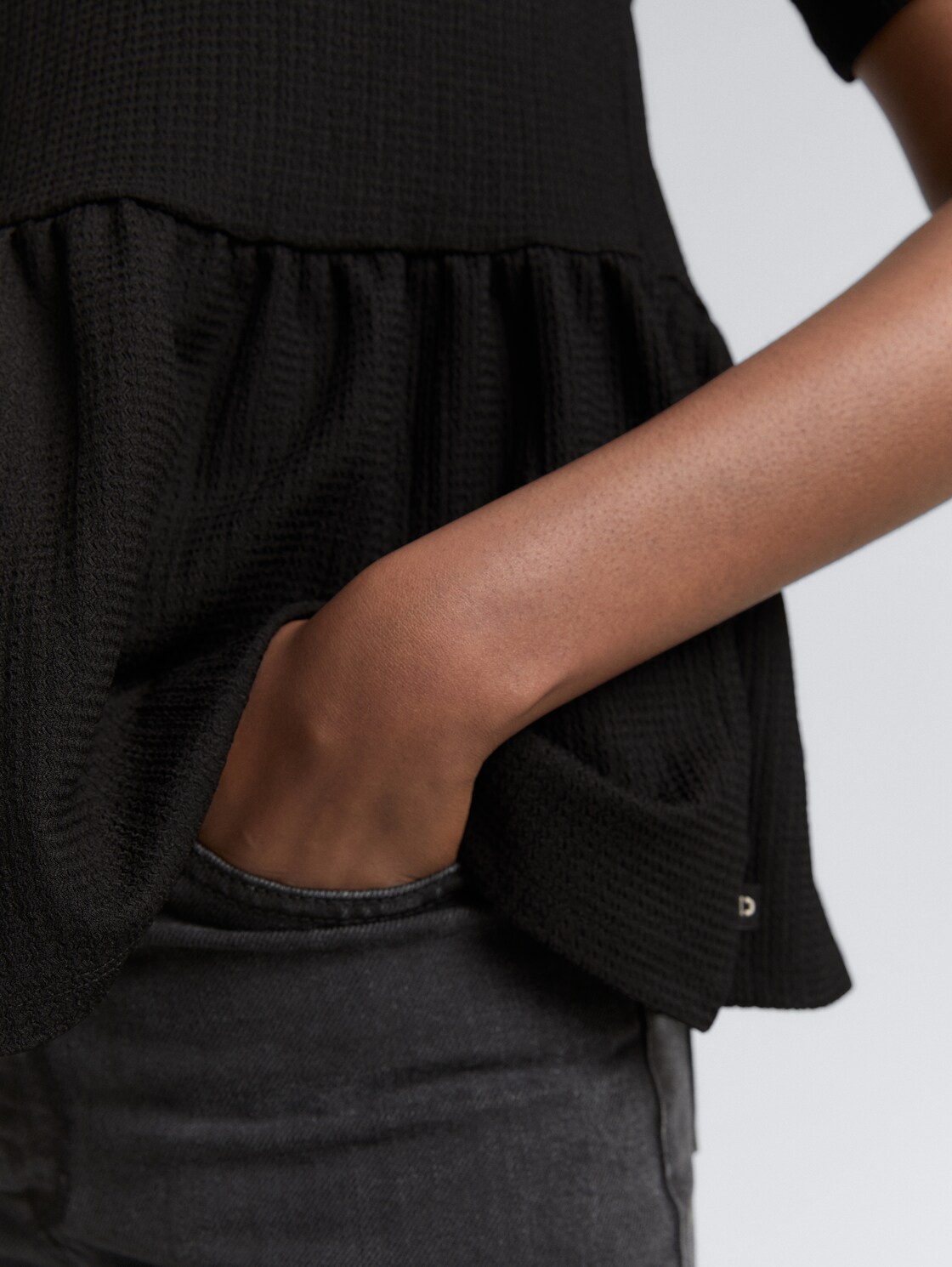 Jacquard T-Shirt mit Peplum - deep black - Detail-Model-Ansicht