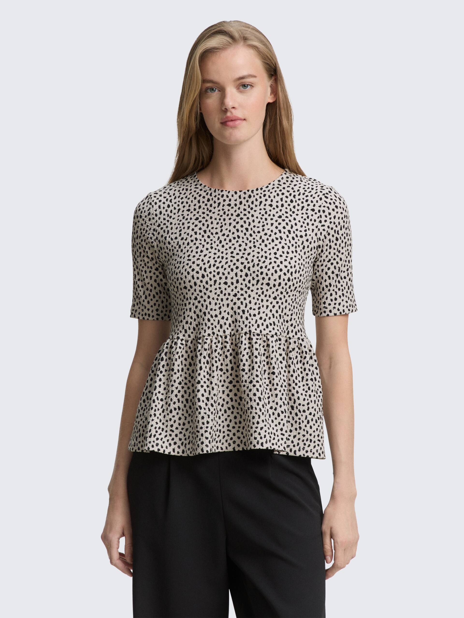 Jacquard T-Shirt mit Peplum - beige black dotted print - Ausschnitt Model-Vorderansicht