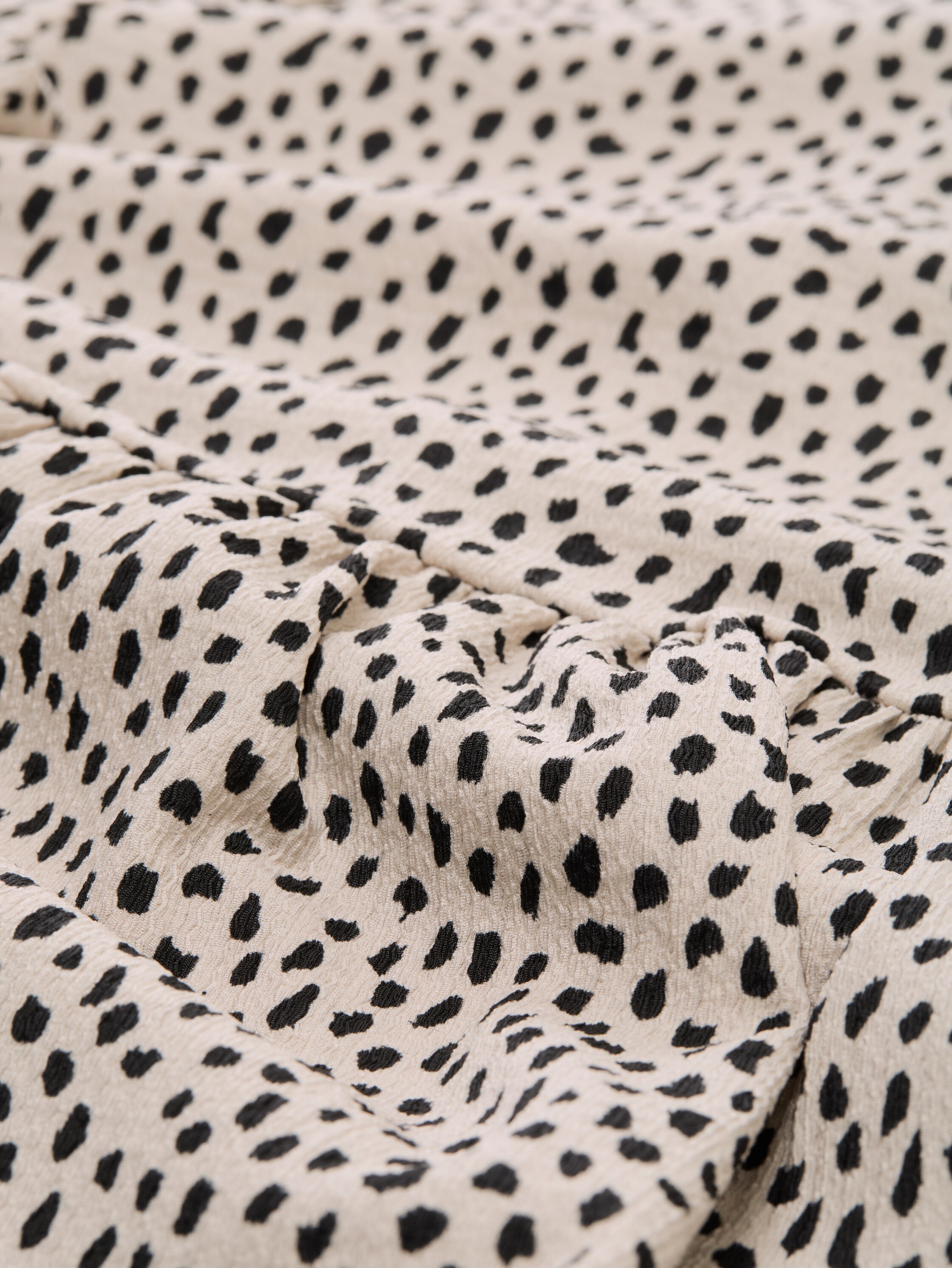 Jacquard T-Shirt mit Peplum - beige_black_dotted_print - 