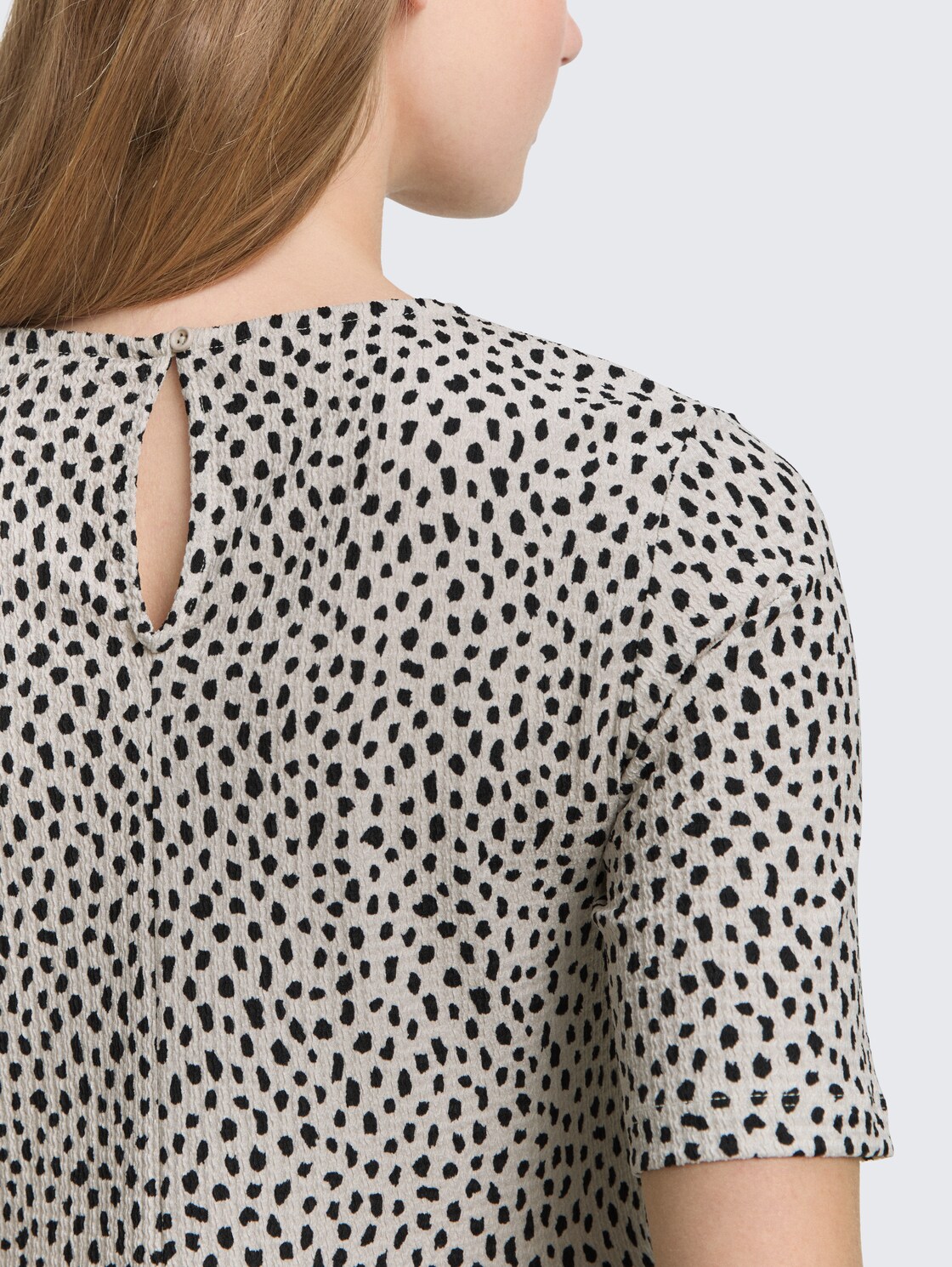 Jacquard T-Shirt mit Peplum - beige black dotted print - Detail-Model-Ansicht