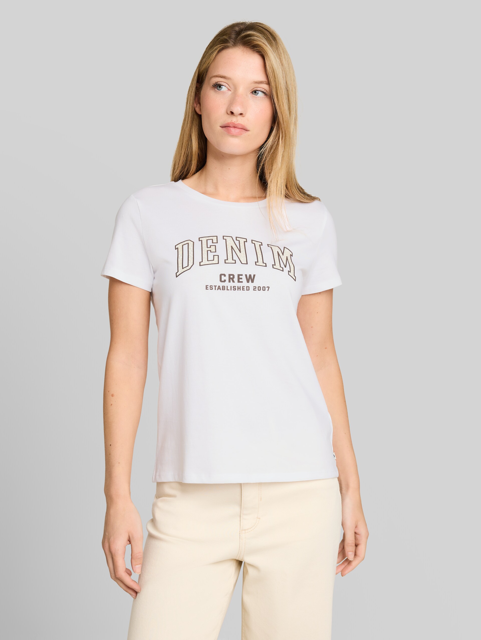 T-shirt with leopard print - bright white - Neckline model front view