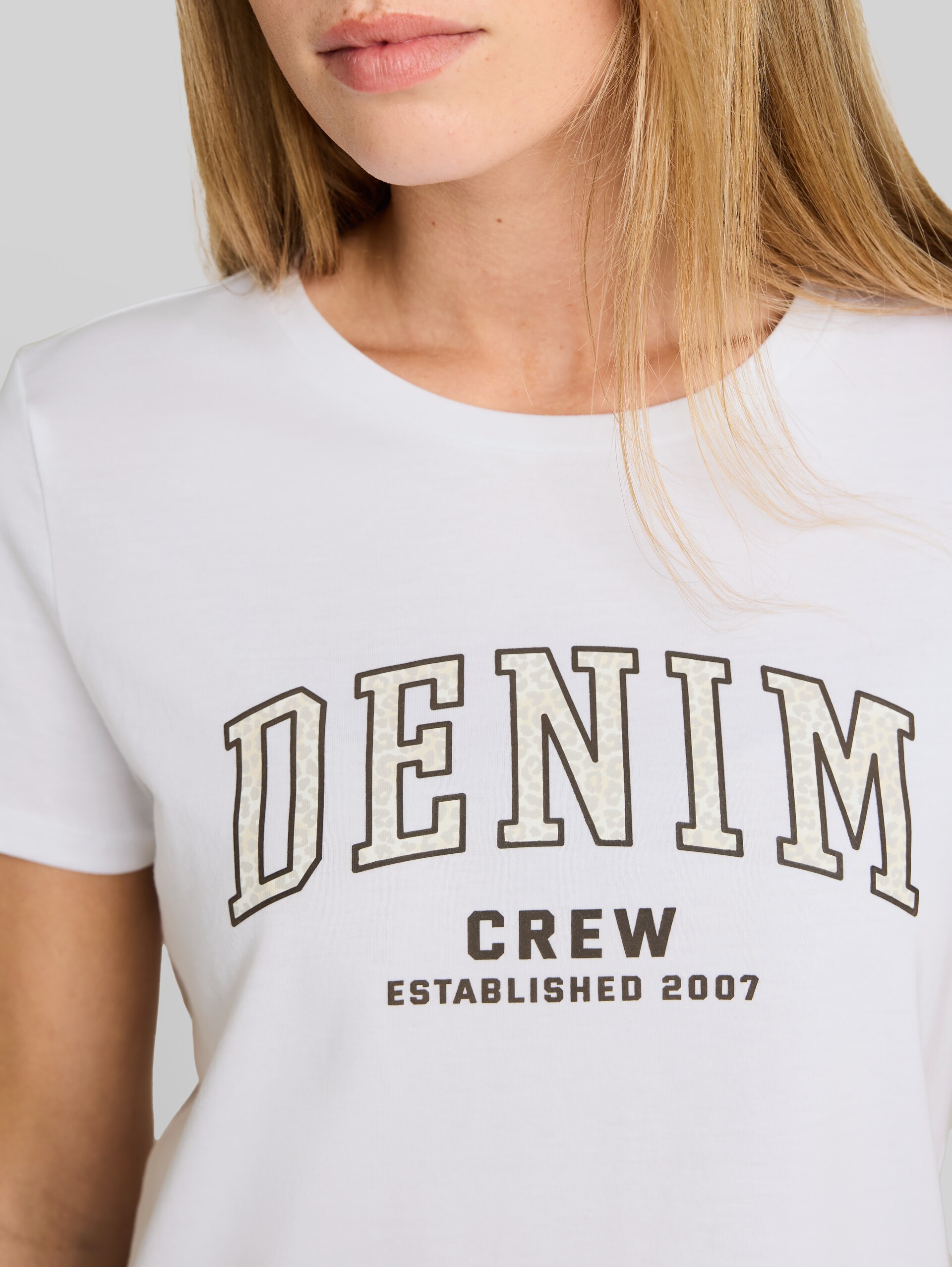 T-shirt with leopard print - bright white - Detail model view