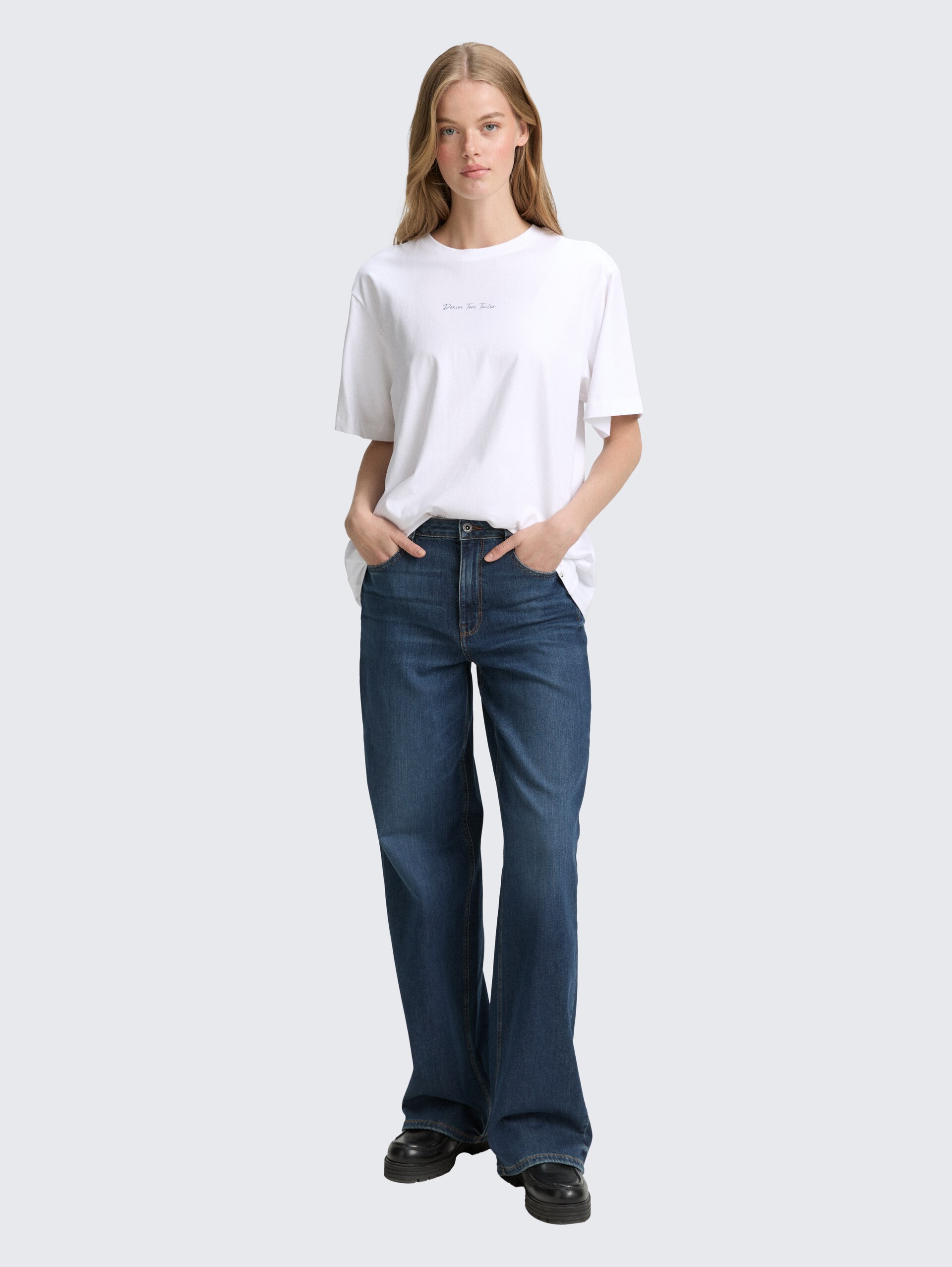 Oversize T-Shirt mit Rückenprint - White - Model-Vorderansicht