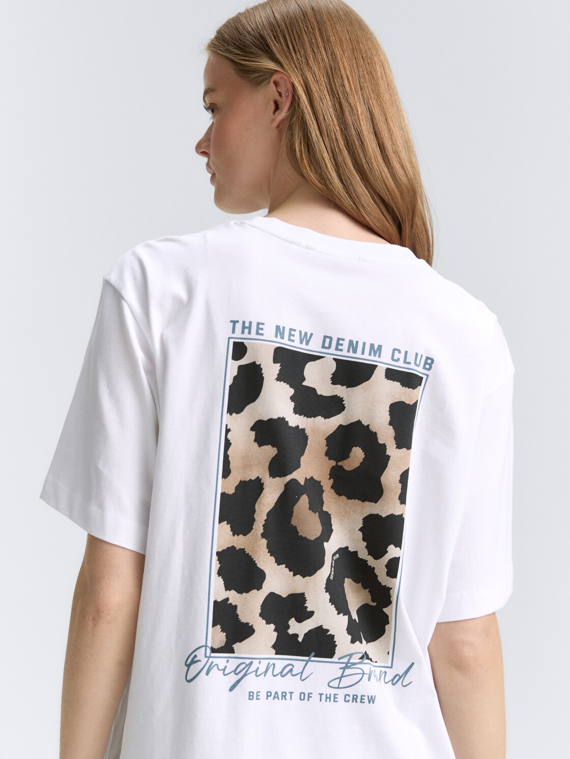 Oversize T-Shirt mit Rückenprint - White - Detail-Model-Ansicht