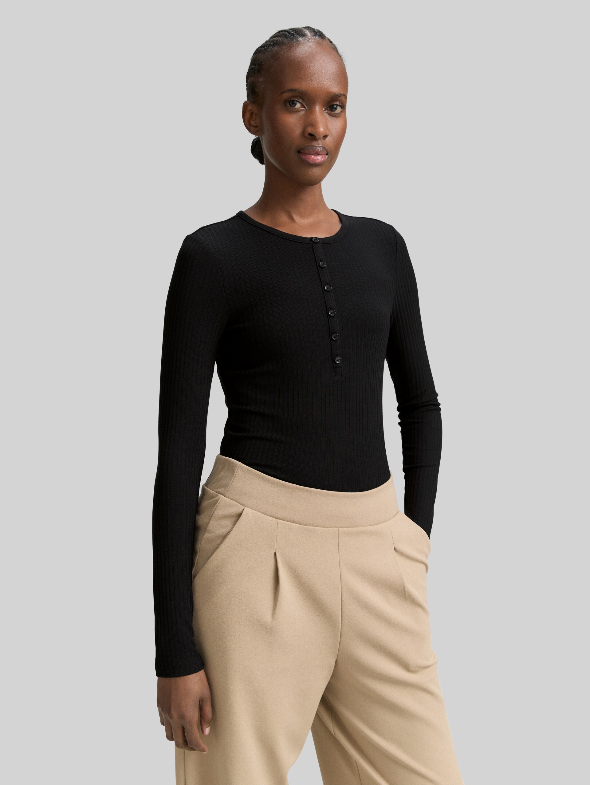 Ribbed Henley long sleeve shirt - deep black - Neckline model front view