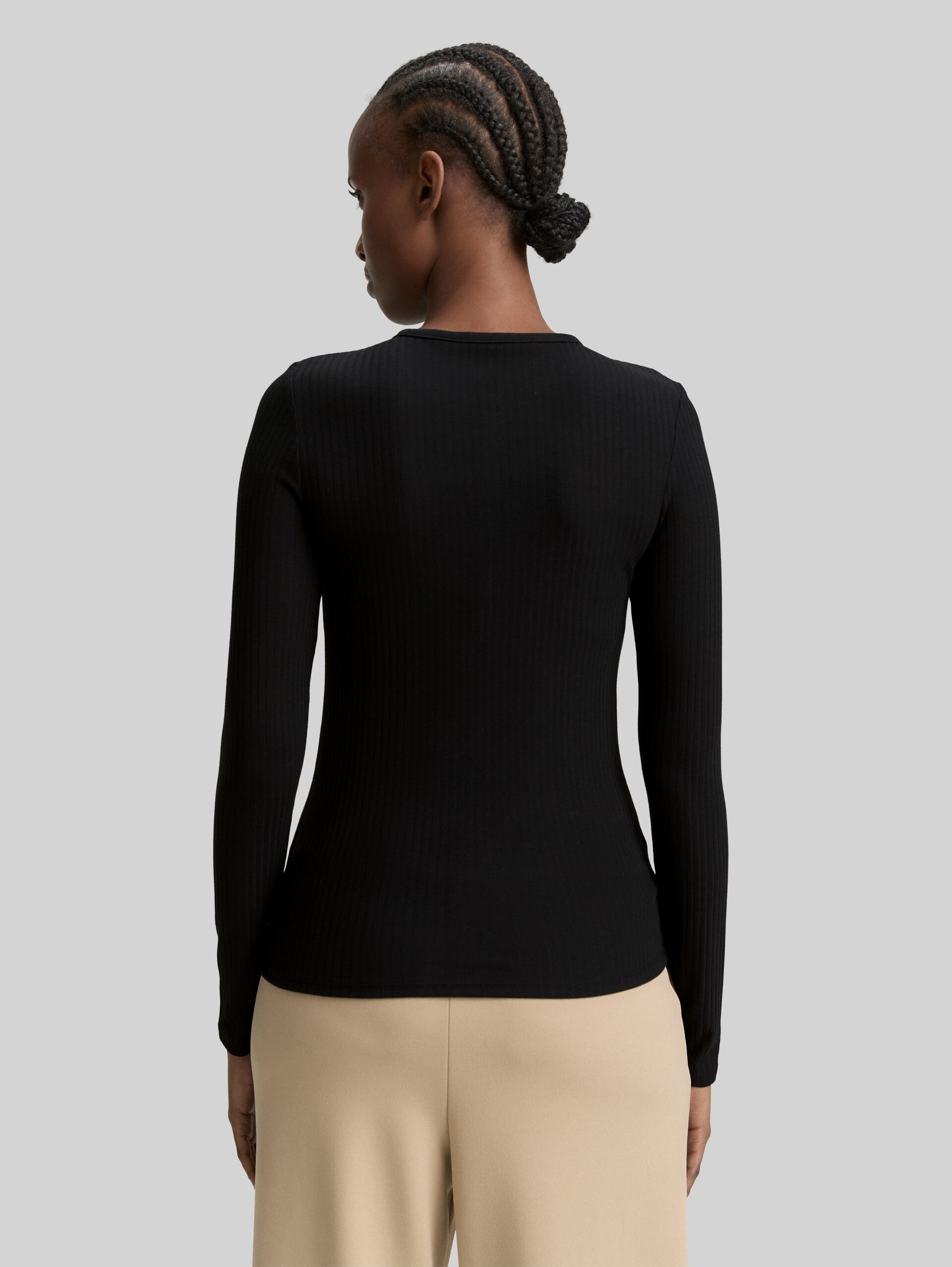 Ribbed Henley long sleeve shirt - deep black - Neckline model-back view
