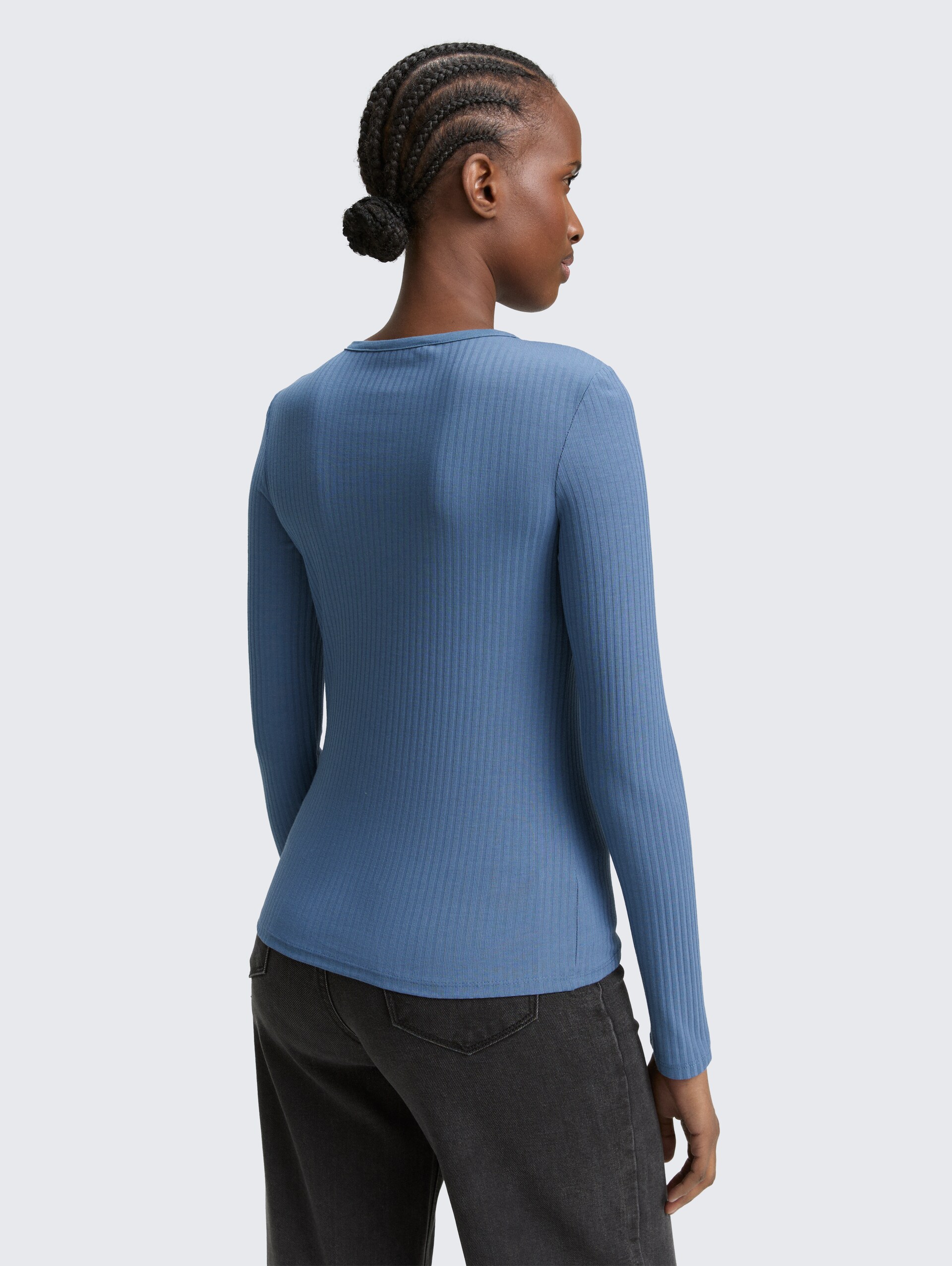 Ripp Henley Langarmshirt - dusty denim blue - Auschnitt Model-Rückansicht