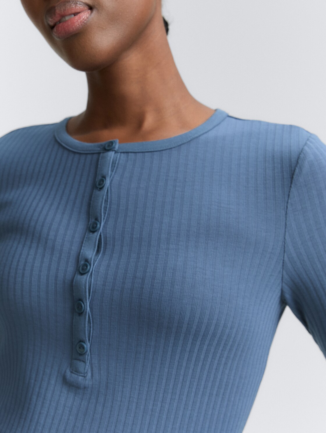 Ripp Henley Langarmshirt - dusty denim blue - Detail-Model-Ansicht