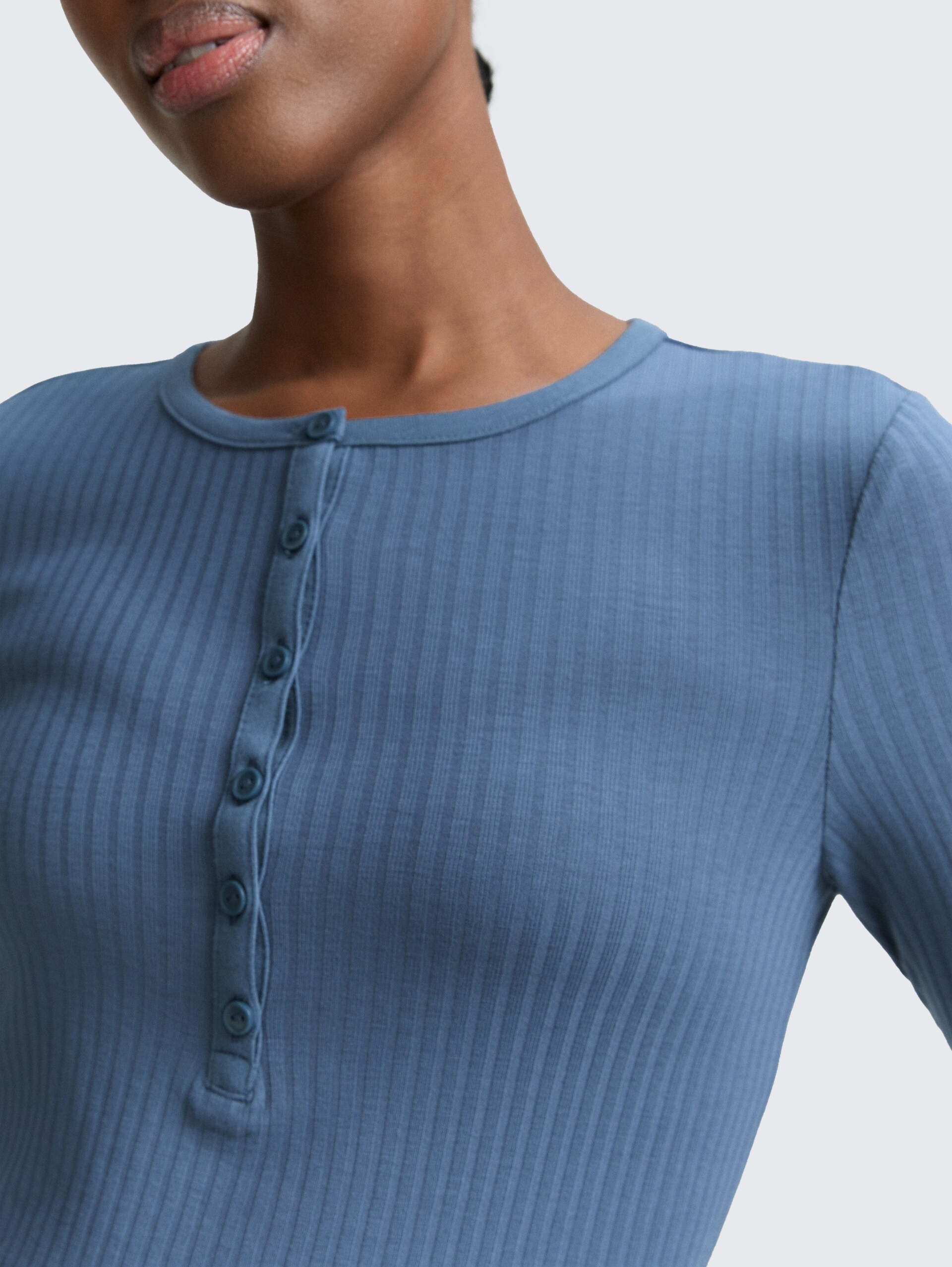 Ripp Henley Langarmshirt - dusty denim blue - Detail-Model-Ansicht