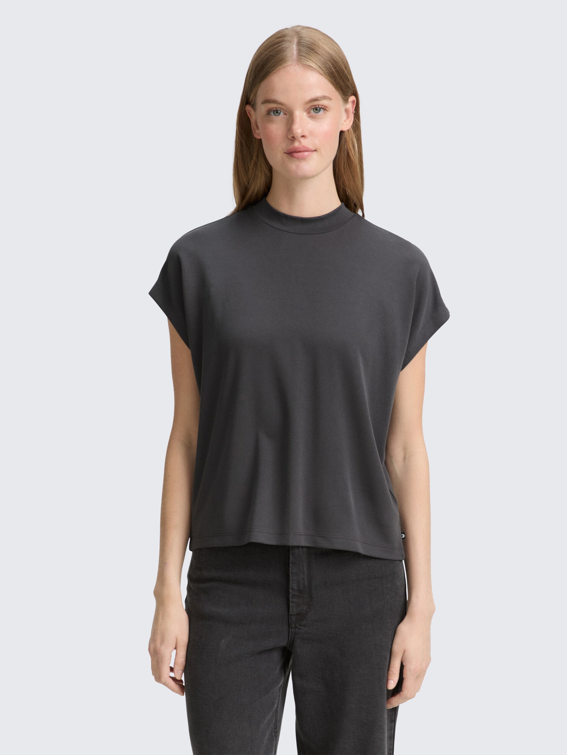 T-Shirt mit Fledermausärmeln - Tarmac Grey - Ausschnitt Model-Vorderansicht
