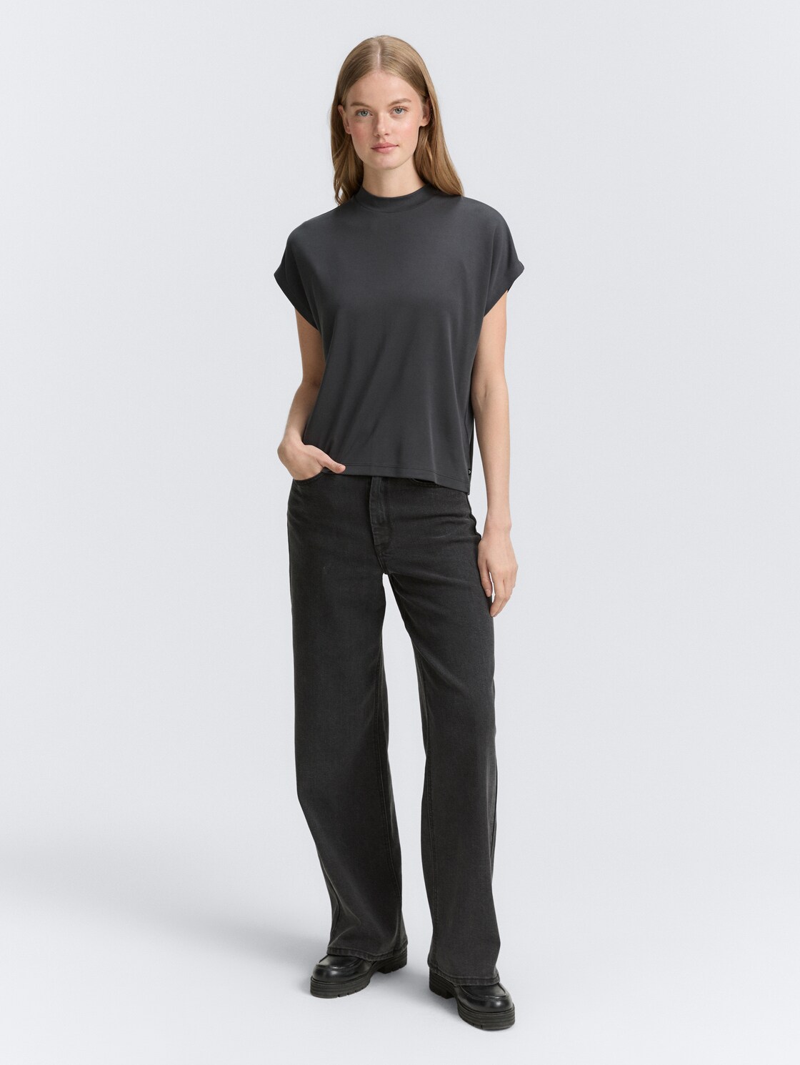 T-Shirt mit Fledermausärmeln - Tarmac Grey - Model-Vorderansicht