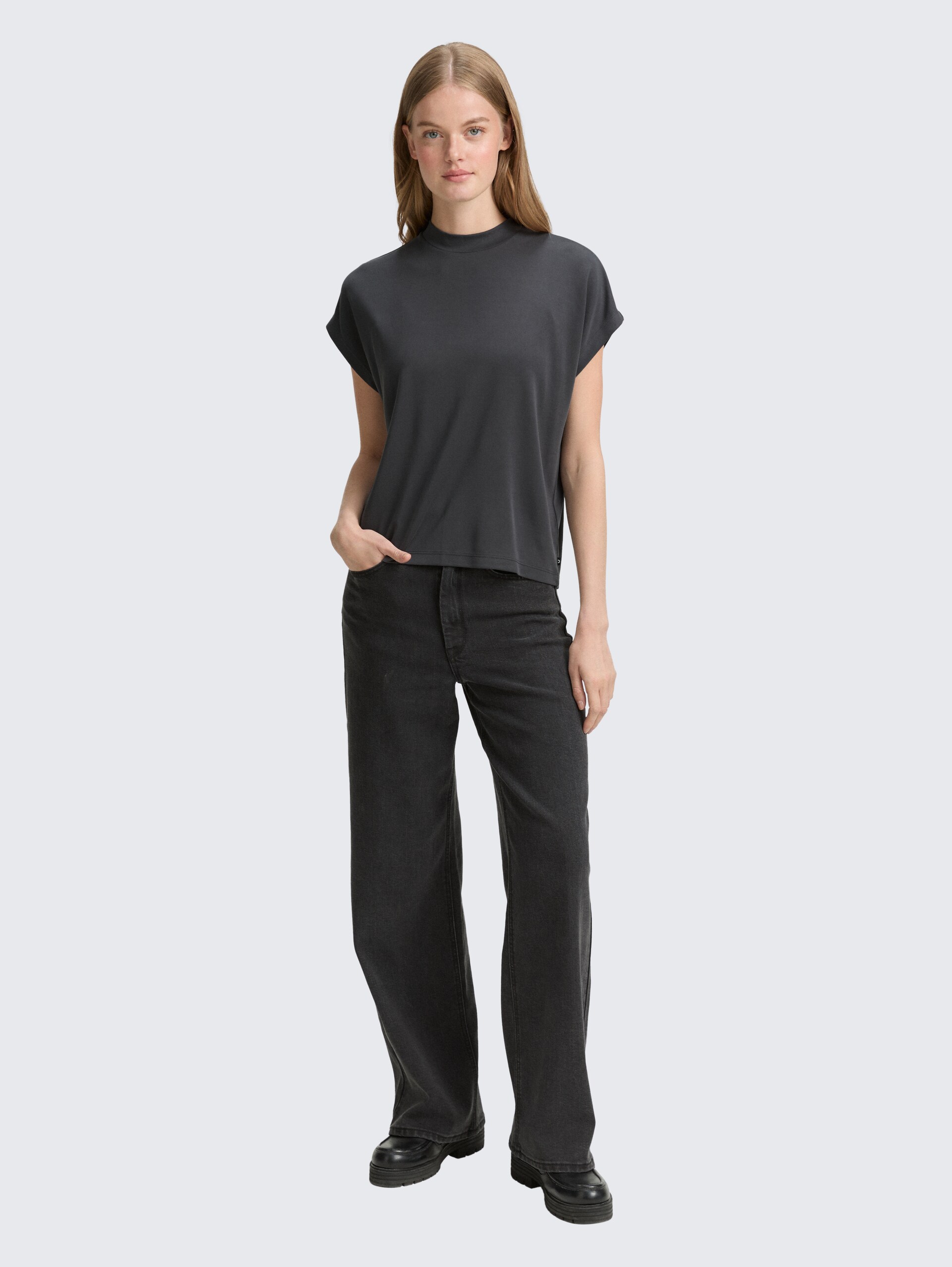T-Shirt mit Fledermausärmeln - Tarmac Grey - Model-Vorderansicht