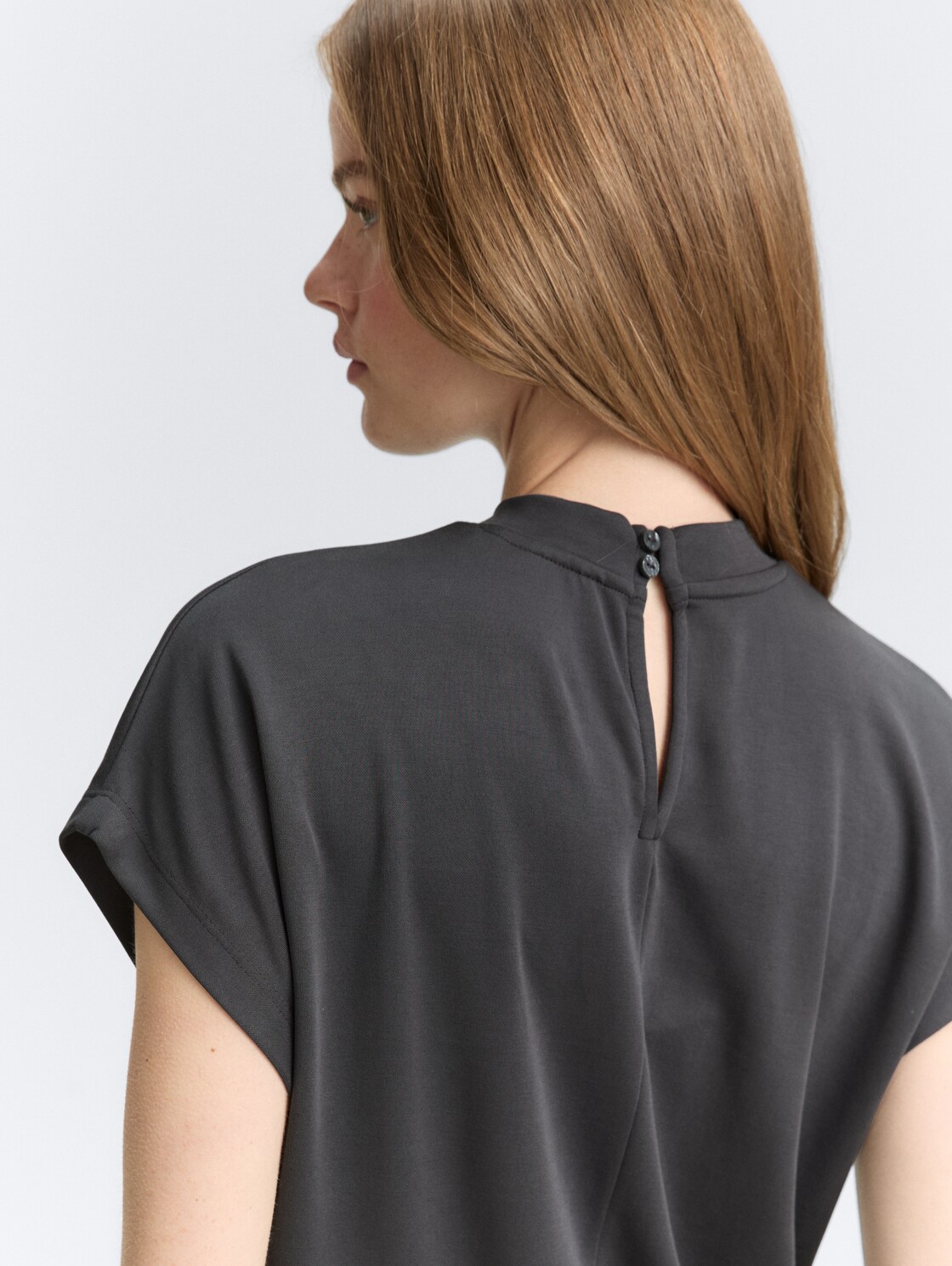 T-Shirt mit Fledermausärmeln - Tarmac Grey - Detail-Model-Ansicht