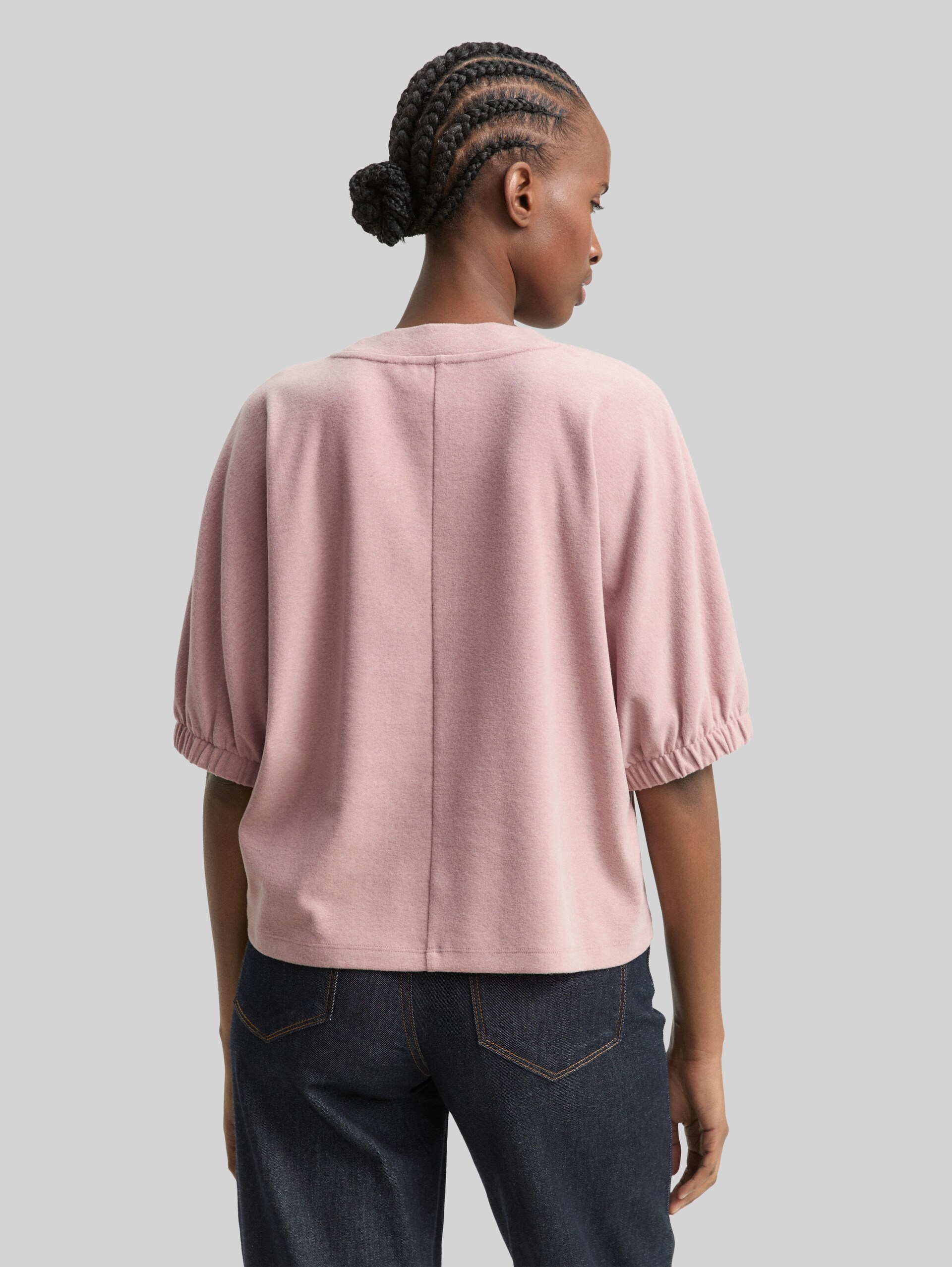 Boxy Fit T-Shirt - Antique Rose Melange - Auschnitt Model-Rückansicht