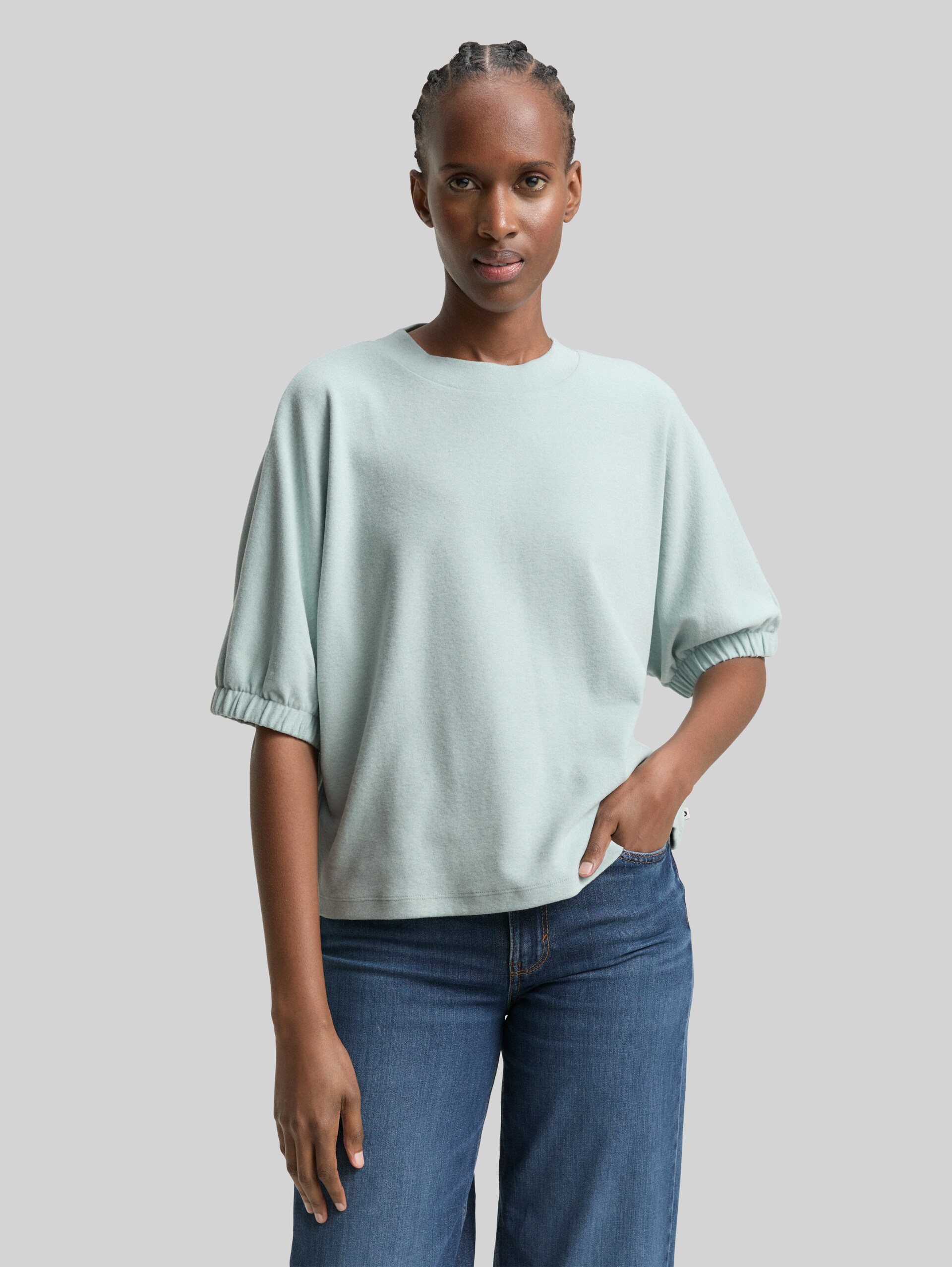 Boxy Fit T-shirt - Silver Cloud Blue Melange - Neckline model front view