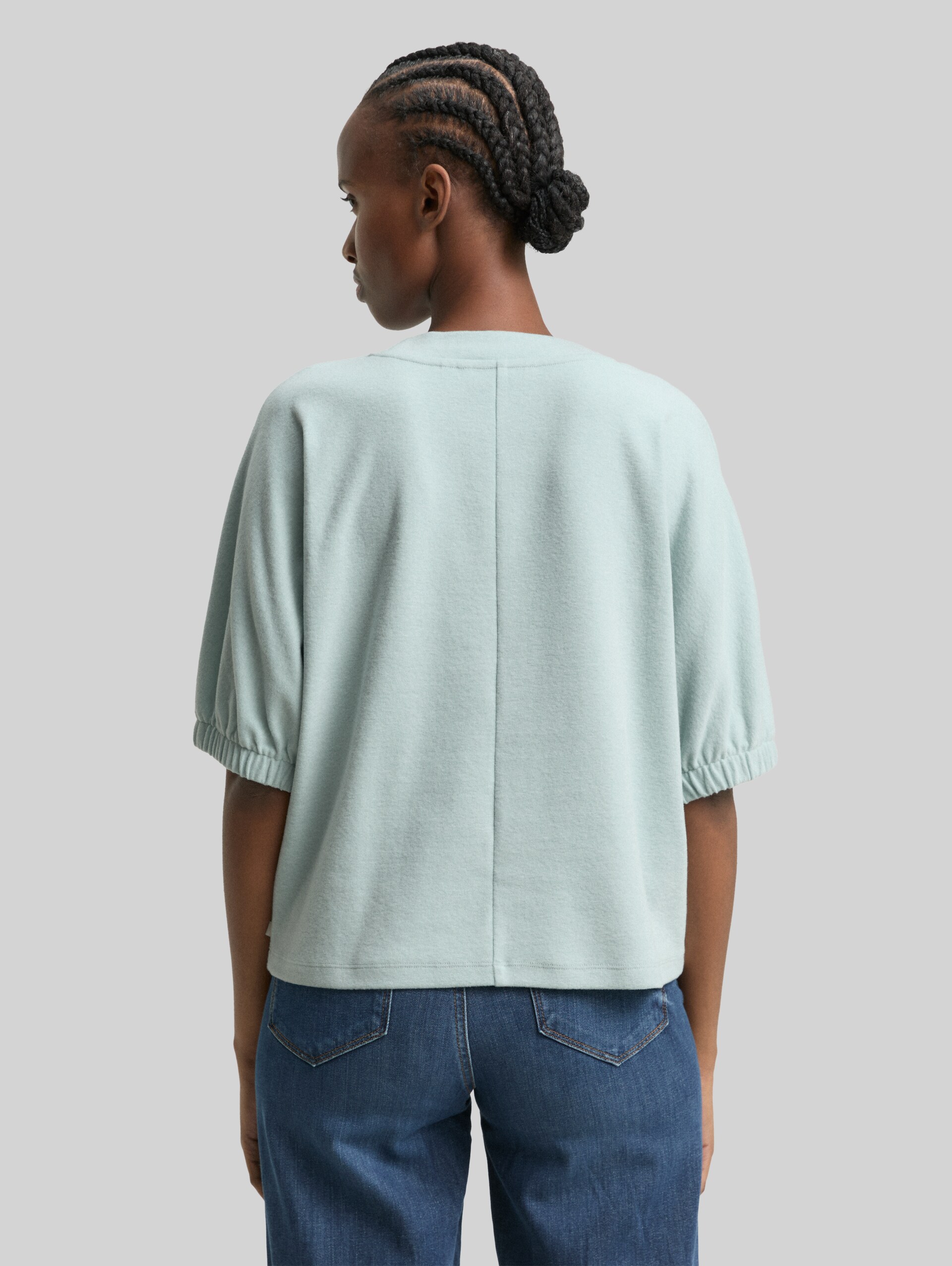 Boxy Fit T-shirt - Silver Cloud Blue Melange - Neckline model-back view