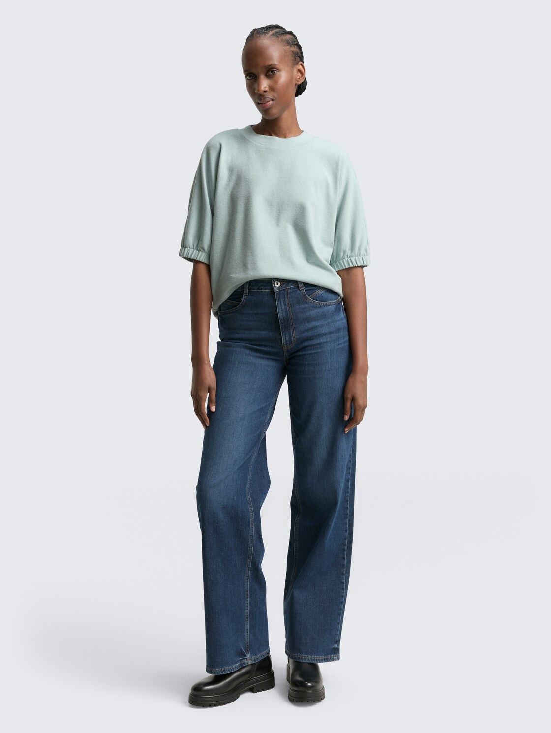 Boxy Fit T-Shirt - Silver Cloud Blue Melange - Model-Vorderansicht