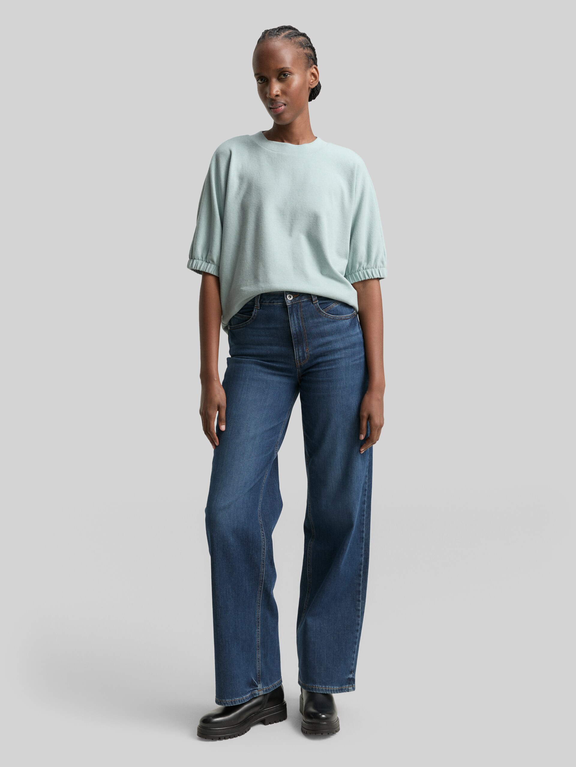 Boxy Fit T-shirt - Silver Cloud Blue Melange - Model front view