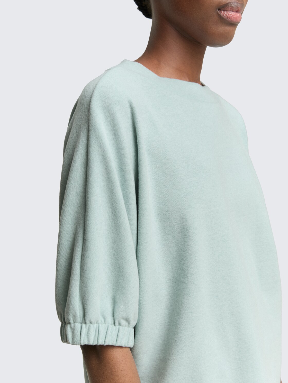 Boxy Fit T-Shirt - Silver Cloud Blue Melange - Detail-Model-Ansicht