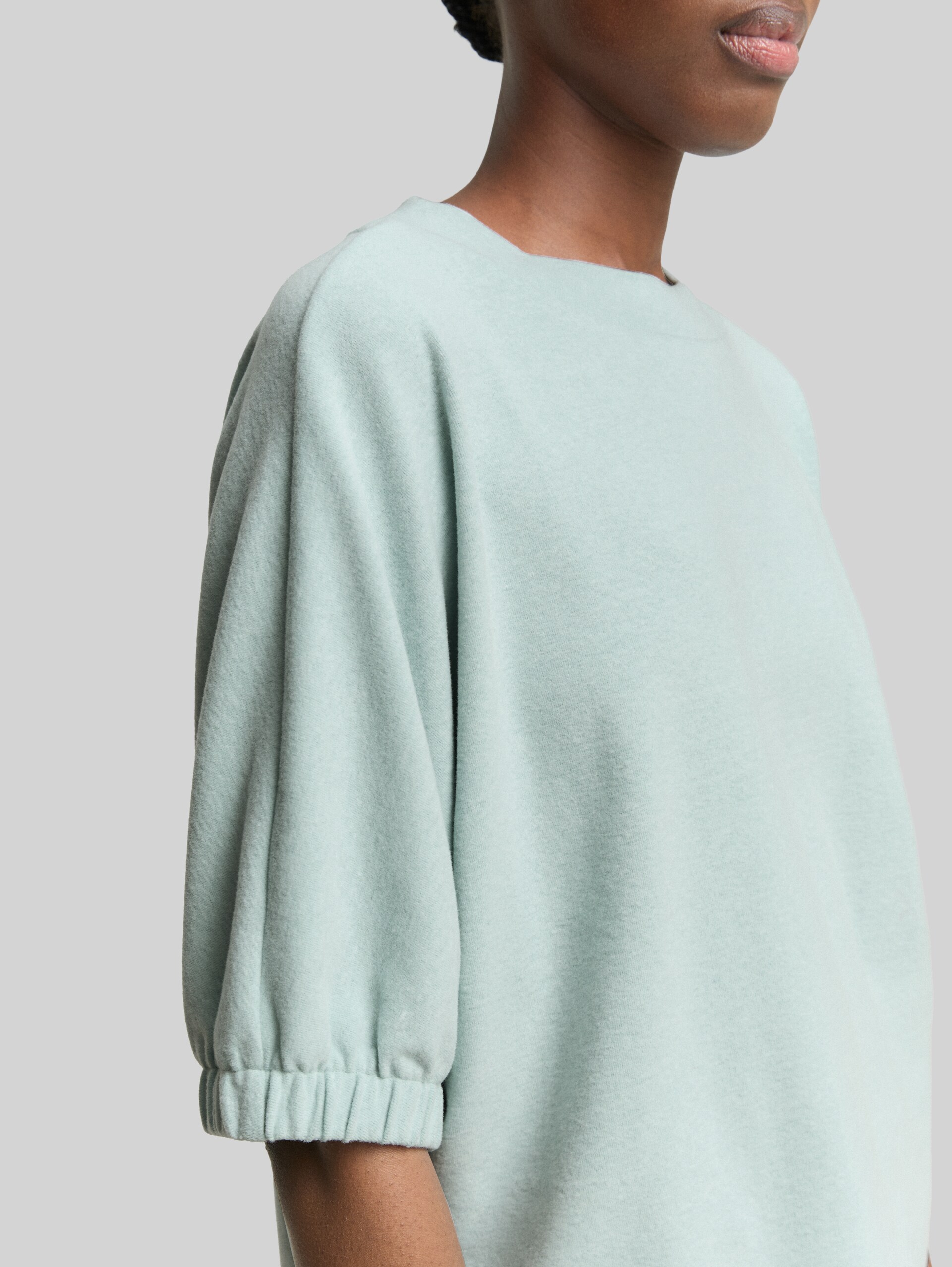 Boxy Fit T-shirt - Silver Cloud Blue Melange - Detail model view