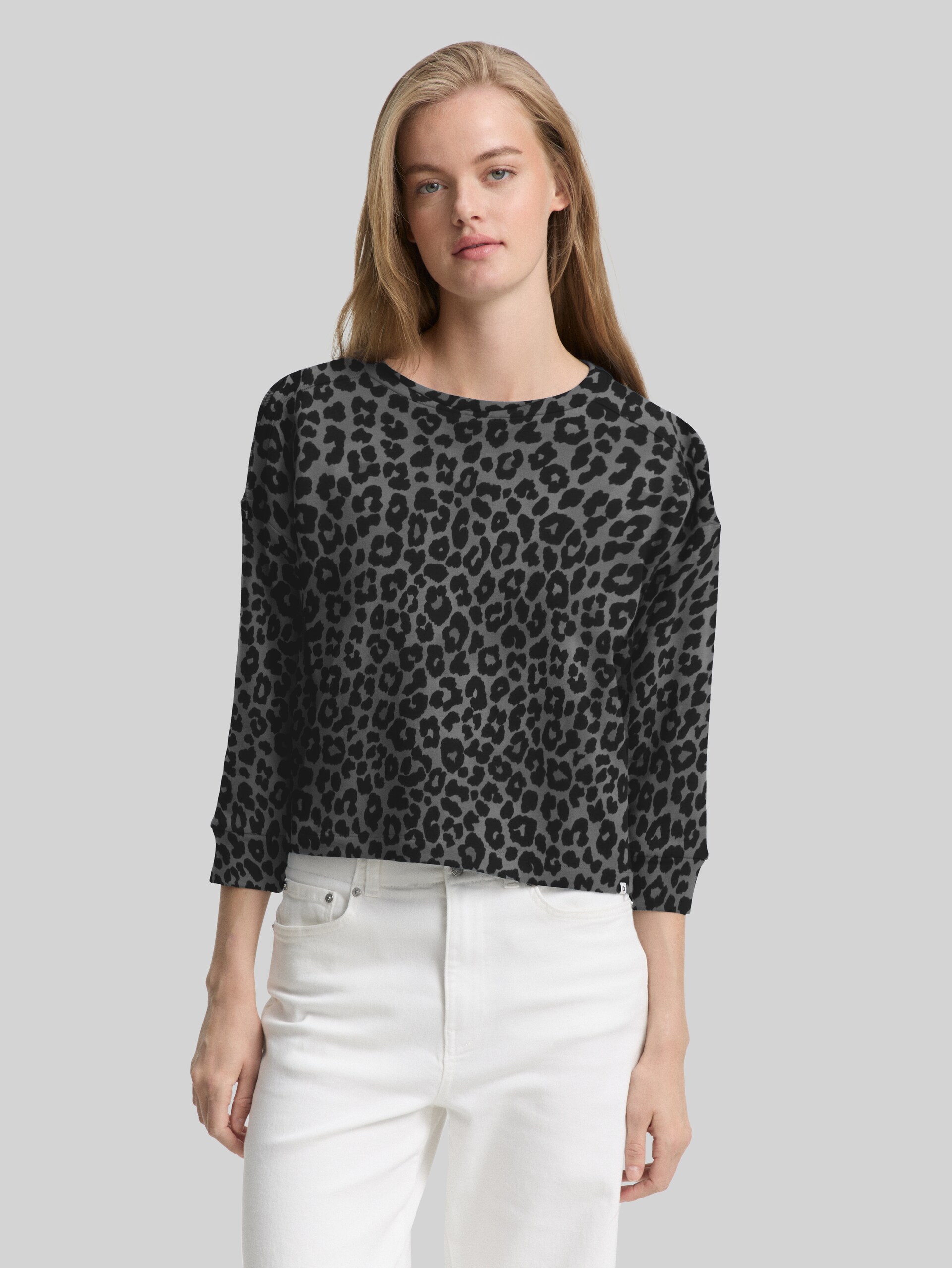 Sweatshirt mit 7/8-Arm - dark grey black leo - Ausschnitt Model-Vorderansicht