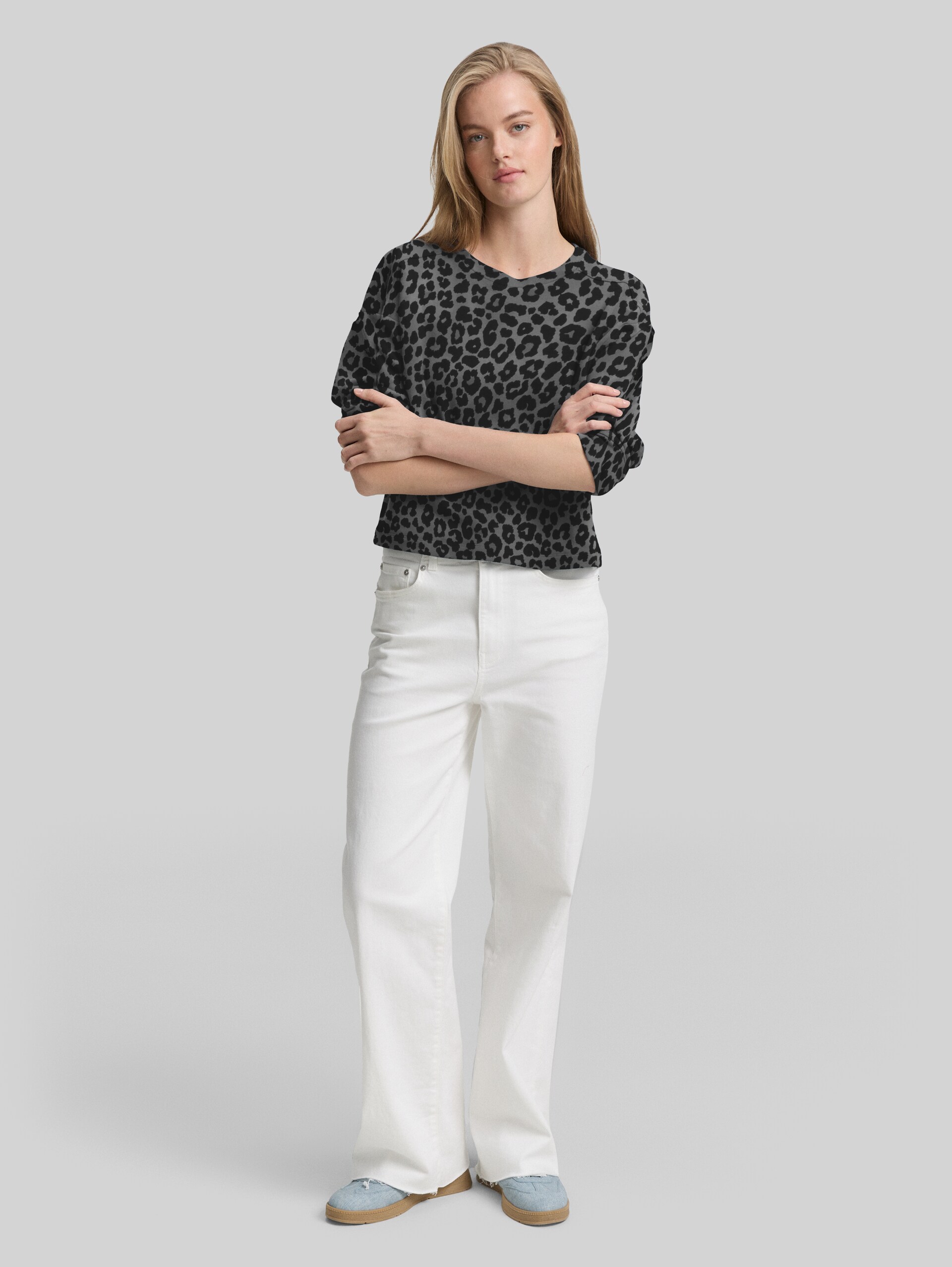 Sweatshirt mit 7/8-Arm - dark grey black leo - Model-Vorderansicht